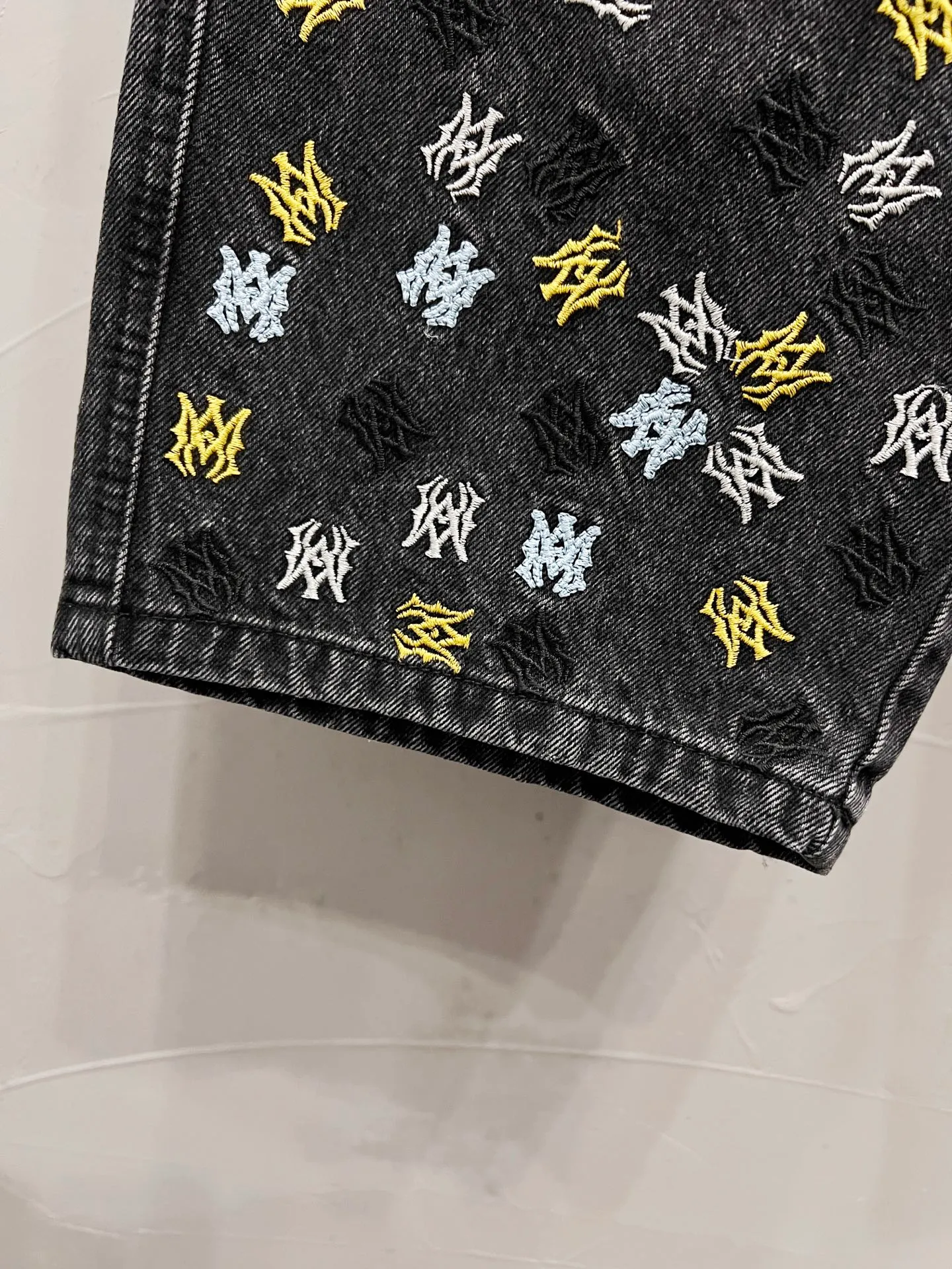 P180 Style number: [M1731] AMIRI SS25 logo appliqué embroidered straight jeans, same style for men and women, top ceiling quality, styles with different wash textures, very friendly to people with thin legs and thick legs, straight and slim fit very flattering leg shape, timeless moderate length, easy to match, basic styling for various styles, a must-have in the wardrobe! The fabric is stiff but also makes the upper body soft without losing texture. The washing process is even more perfect. It is a must-have item for everyone! ! ! Washed wheat, hang tag, pants label, three labels complete Color: black Size: 30, 32, 34, 36