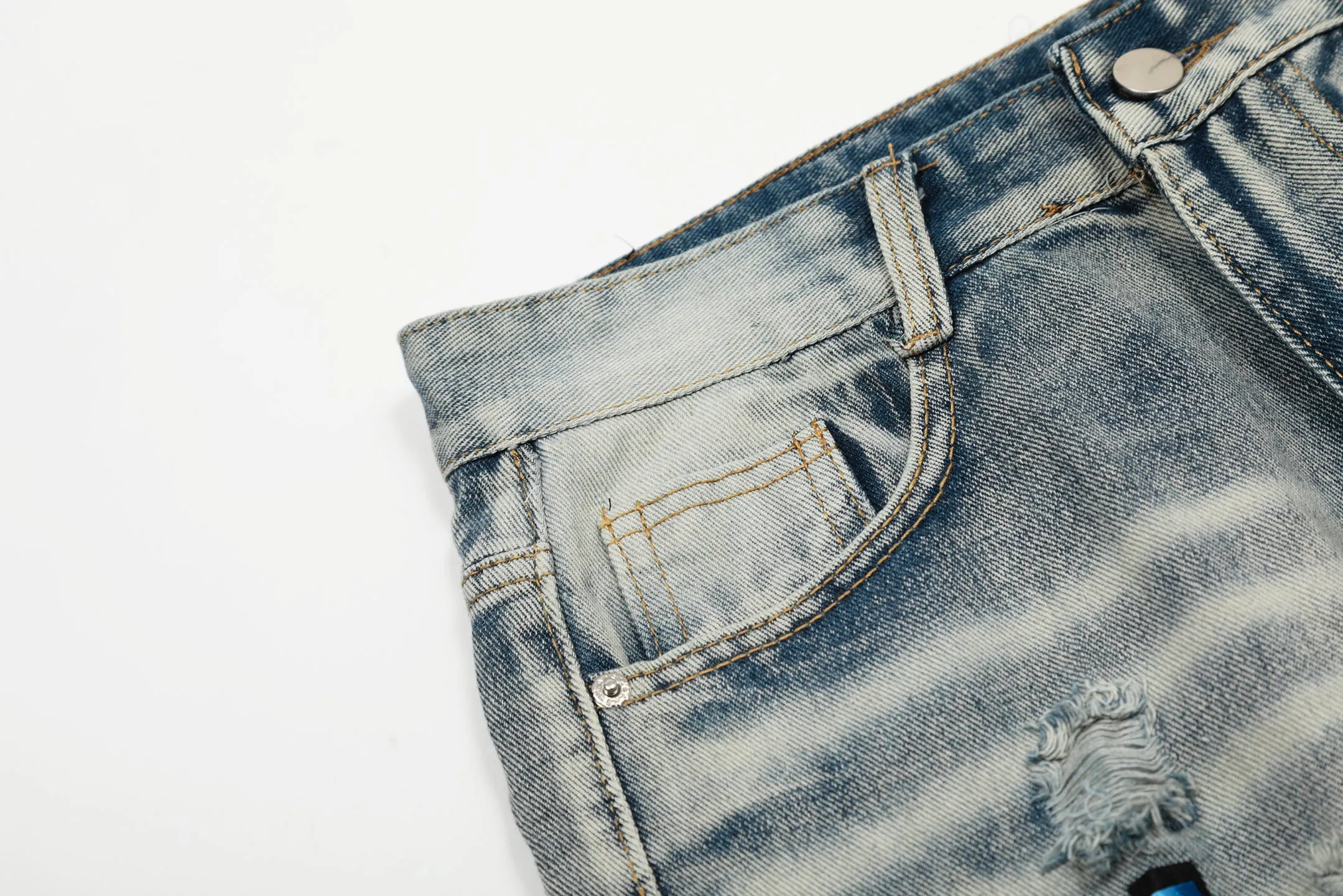 #M28 P168💰 Amiri classic embroidered patched leather ripped letter skinny jeans. Slim skinny jeans. Produced by a major washed factory. Full of high-end. Partial damage to the knees and patchwork design. Already used as a facade design. Leather waist nameplate. The focus of this style is not on the washing, but on the shape and version of the damage. The secret lies in the craftsmanship of the master. The cost of post-processing, grinding, cutting, etc. is far beyond the cost of assembly line products. Color: Picture color Size: 30-32-34-36
