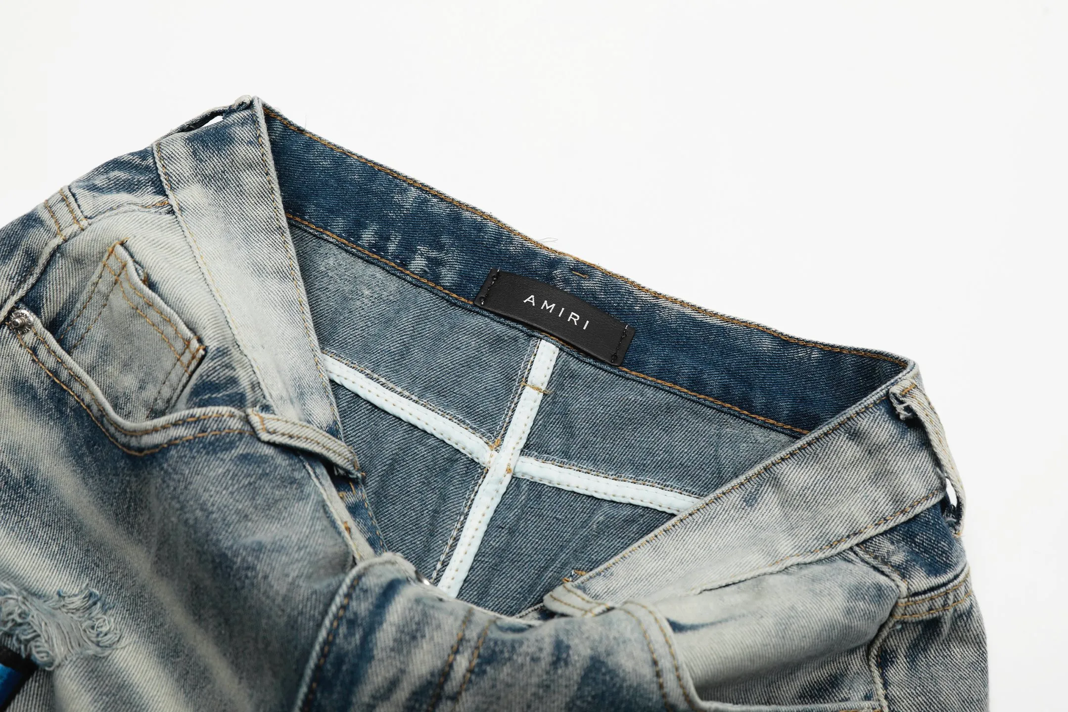 #M28 P168💰 Amiri classic embroidered patched leather ripped letter skinny jeans. Slim skinny jeans. Produced by a major washed factory. Full of high-end. Partial damage to the knees and patchwork design. Already used as a facade design. Leather waist nameplate. The focus of this style is not on the washing, but on the shape and version of the damage. The secret lies in the craftsmanship of the master. The cost of post-processing, grinding, cutting, etc. is far beyond the cost of assembly line products. Color: Picture color Size: 30-32-34-36