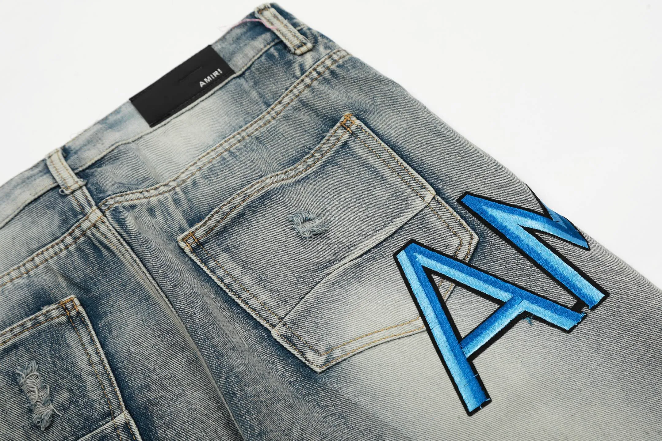 #M28 P168💰 Amiri classic embroidered patched leather ripped letter skinny jeans. Slim skinny jeans. Produced by a major washed factory. Full of high-end. Partial damage to the knees and patchwork design. Already used as a facade design. Leather waist nameplate. The focus of this style is not on the washing, but on the shape and version of the damage. The secret lies in the craftsmanship of the master. The cost of post-processing, grinding, cutting, etc. is far beyond the cost of assembly line products. Color: Picture color Size: 30-32-34-36