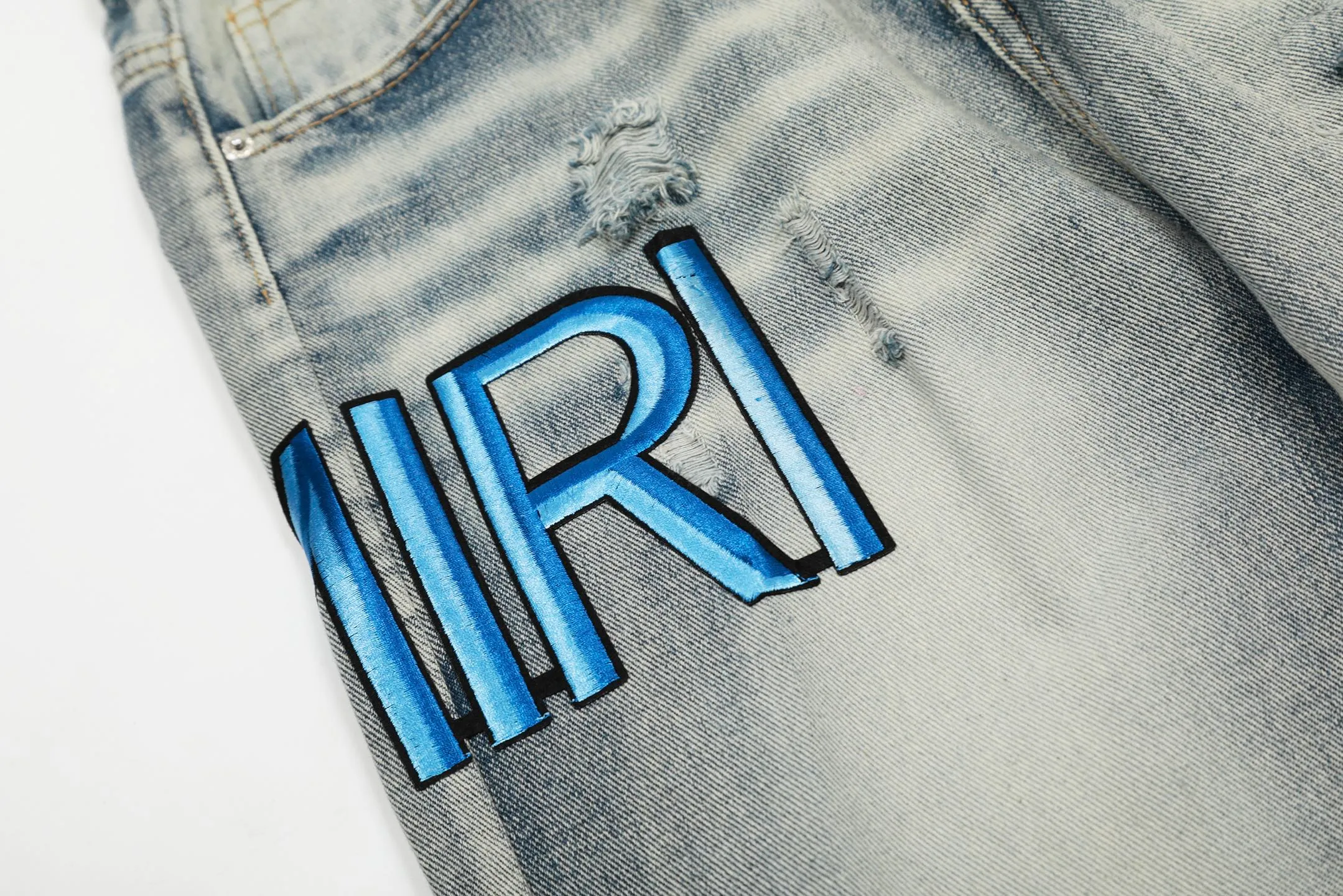 #M28 P168💰 Amiri classic embroidered patched leather ripped letter skinny jeans. Slim skinny jeans. Produced by a major washed factory. Full of high-end. Partial damage to the knees and patchwork design. Already used as a facade design. Leather waist nameplate. The focus of this style is not on the washing, but on the shape and version of the damage. The secret lies in the craftsmanship of the master. The cost of post-processing, grinding, cutting, etc. is far beyond the cost of assembly line products. Color: Picture color Size: 30-32-34-36