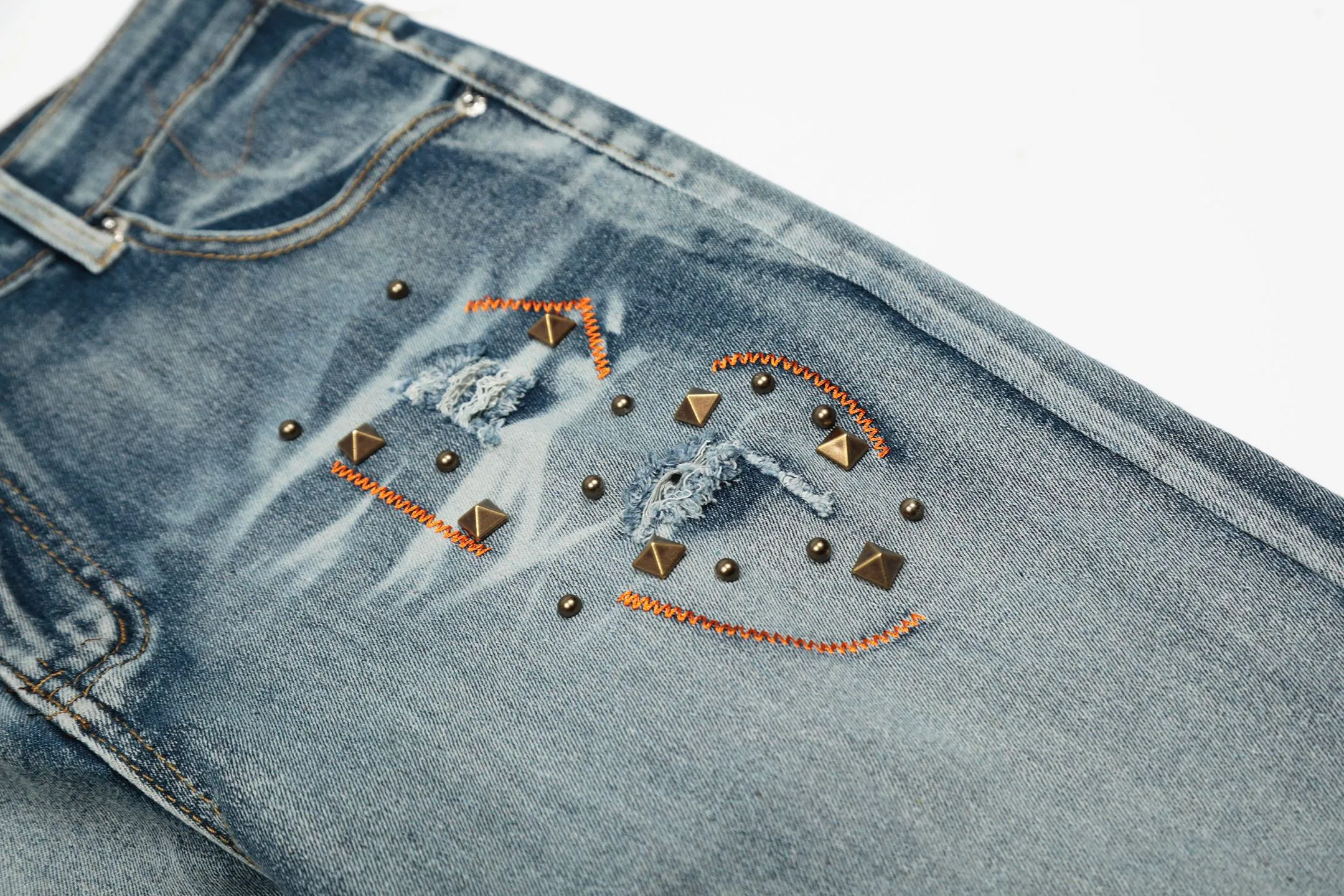 #M58 P168💰 AMIRI patch embroidery jeans trousers AMIRI high street basic ripped tight elastic jeans trousers amiri brand jeans break the production process and cutting of the original jeans, the fabrics are softer and more comfortable Hand-sewn collar label Customized logo buttons Genuine leather tag Color: Picture color Size: 30-32-34-36
