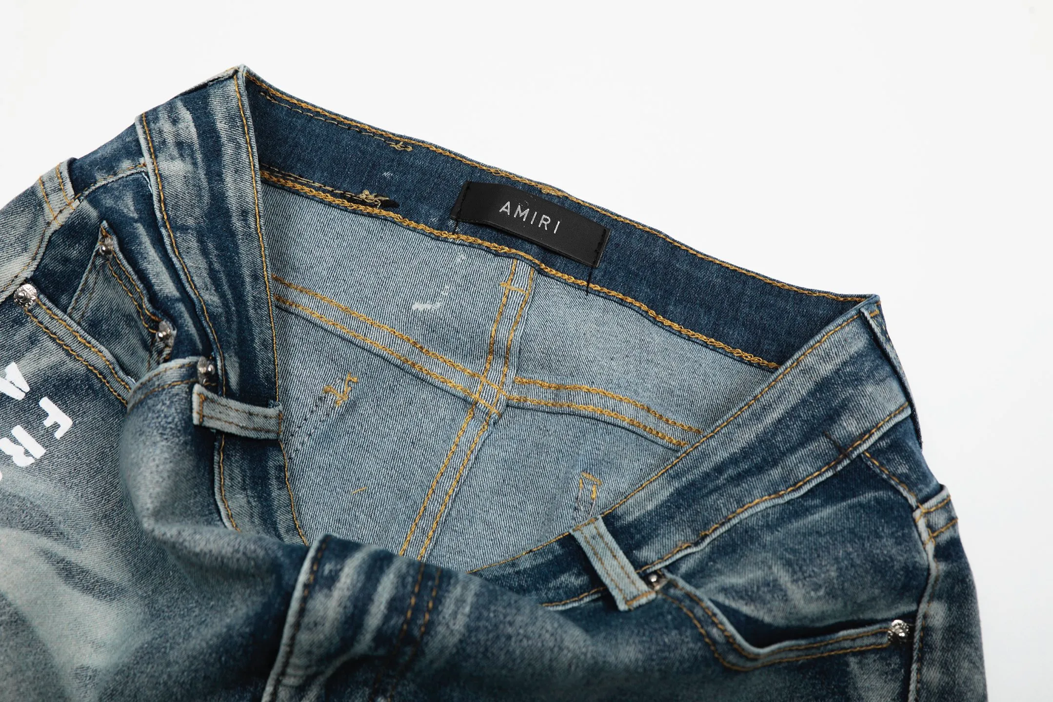 #M58 P168💰 AMIRI patch embroidery jeans trousers AMIRI high street basic ripped tight elastic jeans trousers amiri brand jeans break the production process and cutting of the original jeans, the fabrics are softer and more comfortable Hand-sewn collar label Customized logo buttons Genuine leather tag Color: Picture color Size: 30-32-34-36