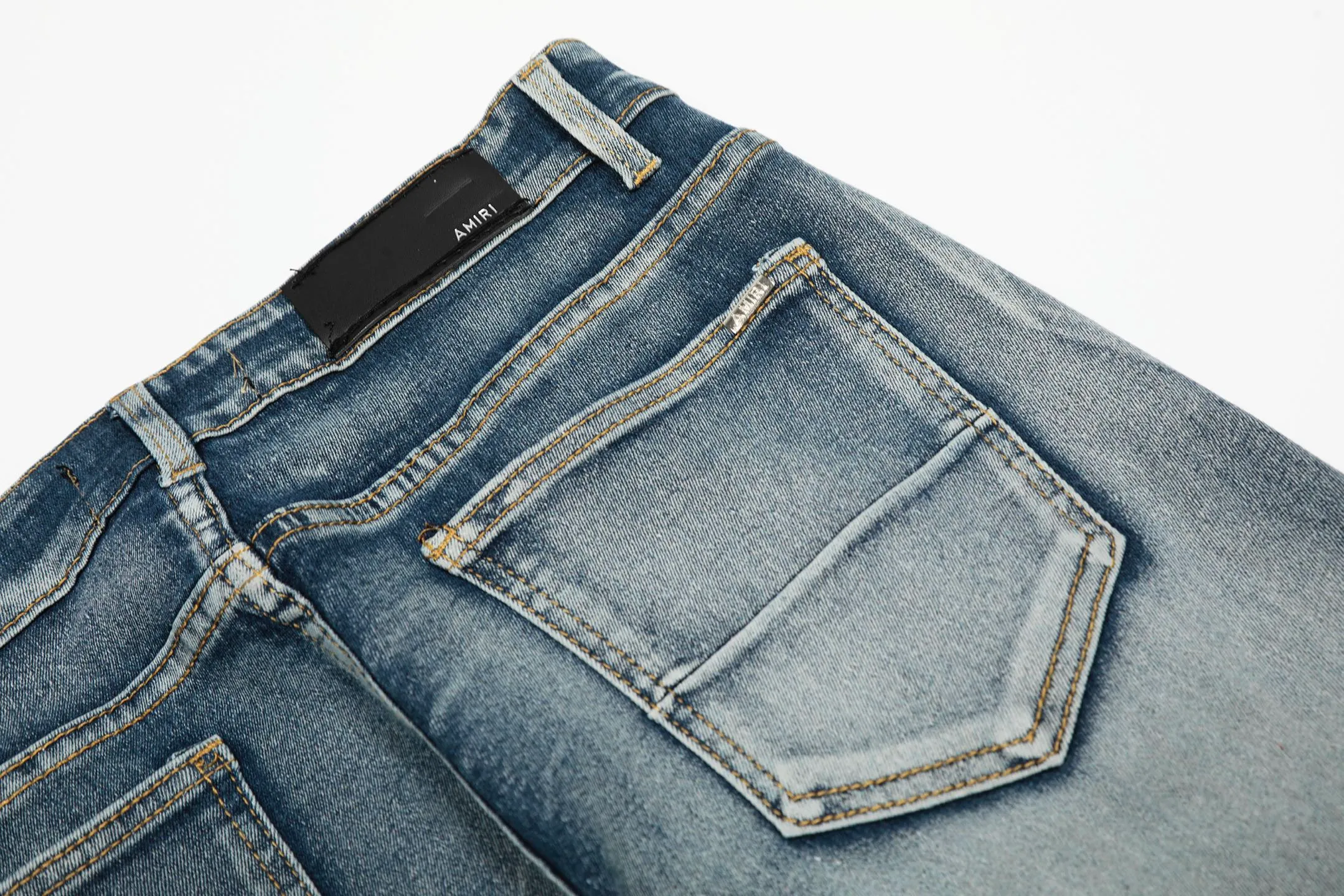 #M58 P168💰 AMIRI patch embroidery jeans trousers AMIRI high street basic ripped tight elastic jeans trousers amiri brand jeans break the production process and cutting of the original jeans, the fabrics are softer and more comfortable Hand-sewn collar label Customized logo buttons Genuine leather tag Color: Picture color Size: 30-32-34-36