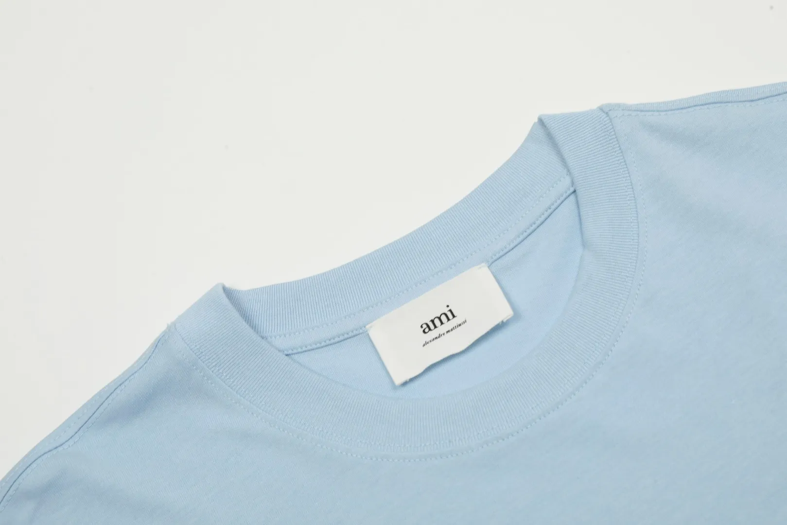 Ami Amy 2024ss spring new style classic metal stamp short sleeves ✅Correct version of customized metal. There is no small embroidery mark on the reverse side of this style. ✅The maximum size can be worn up to 230 pounds. No pressure to export to Europe and the United States. Sizes S-XL. Color: black, white, apricot, navy blue, burgundy, pink, sky blue, mint green.