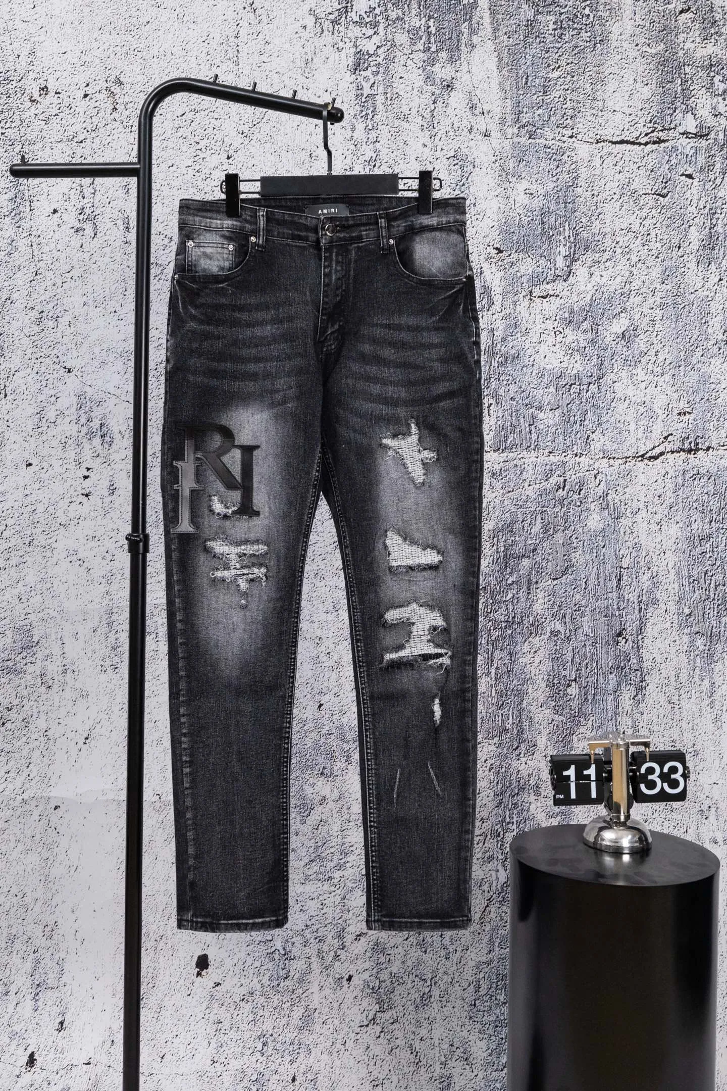 P230 AMIRI black and gray distressed ripped slim-fit jeans trousers amiri is transliterated as Emil, which is the name of the founder. Mike Amiri, the founder of amiri, grew up in Los Angeles, USA. He was influenced by local street culture and Punk Rock since he was a child, so he founded the amiri brand named after himself. A variety of trendy brand clothing meets the needs of different fashion players. Amiri clothing has novel and unique styles and is a well-known street brand in the United States. The styles and styles of many clothes are loved by many street photographers. The various clothing styles meet the dressing needs of different people, show their unique temperament, and show the trend of dressing. amiri's jeans are relatively famous. Not only do they have many styles, but the quality of the jeans is also very good. Many celebrities have also worn amiri brand jeans. Size: 28-34 Color: white label red label black label