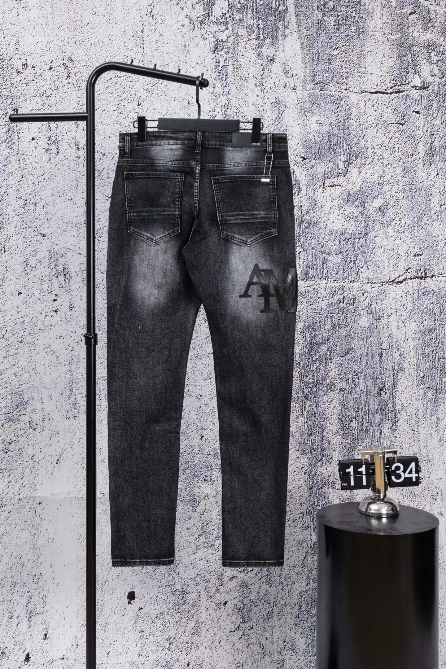 P230 AMIRI black and gray distressed ripped slim-fit jeans trousers amiri is transliterated as Emil, which is the name of the founder. Mike Amiri, the founder of amiri, grew up in Los Angeles, USA. He was influenced by local street culture and Punk Rock since he was a child, so he founded the amiri brand named after himself. A variety of trendy brand clothing meets the needs of different fashion players. Amiri clothing has novel and unique styles and is a well-known street brand in the United States. The styles and styles of many clothes are loved by many street photographers. The various clothing styles meet the dressing needs of different people, show their unique temperament, and show the trend of dressing. amiri's jeans are relatively famous. Not only do they have many styles, but the quality of the jeans is also very good. Many celebrities have also worn amiri brand jeans. Size: 28-34 Color: white label red label black label