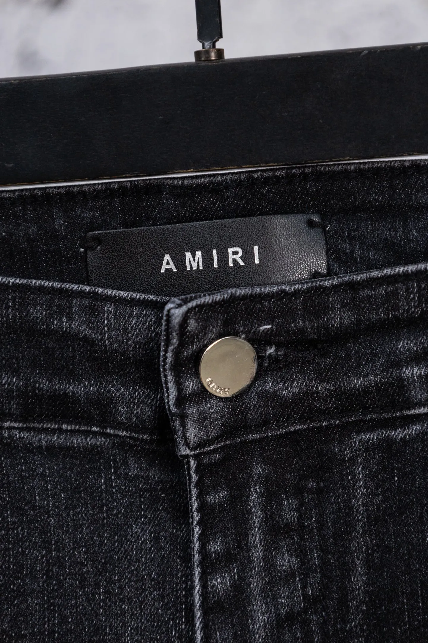 P230 AMIRI black and gray distressed ripped slim-fit jeans trousers amiri is transliterated as Emil, which is the name of the founder. Mike Amiri, the founder of amiri, grew up in Los Angeles, USA. He was influenced by local street culture and Punk Rock since he was a child, so he founded the amiri brand named after himself. A variety of trendy brand clothing meets the needs of different fashion players. Amiri clothing has novel and unique styles and is a well-known street brand in the United States. The styles and styles of many clothes are loved by many street photographers. The various clothing styles meet the dressing needs of different people, show their unique temperament, and show the trend of dressing. amiri's jeans are relatively famous. Not only do they have many styles, but the quality of the jeans is also very good. Many celebrities have also worn amiri brand jeans. Size: 28-34 Color: white label red label black label