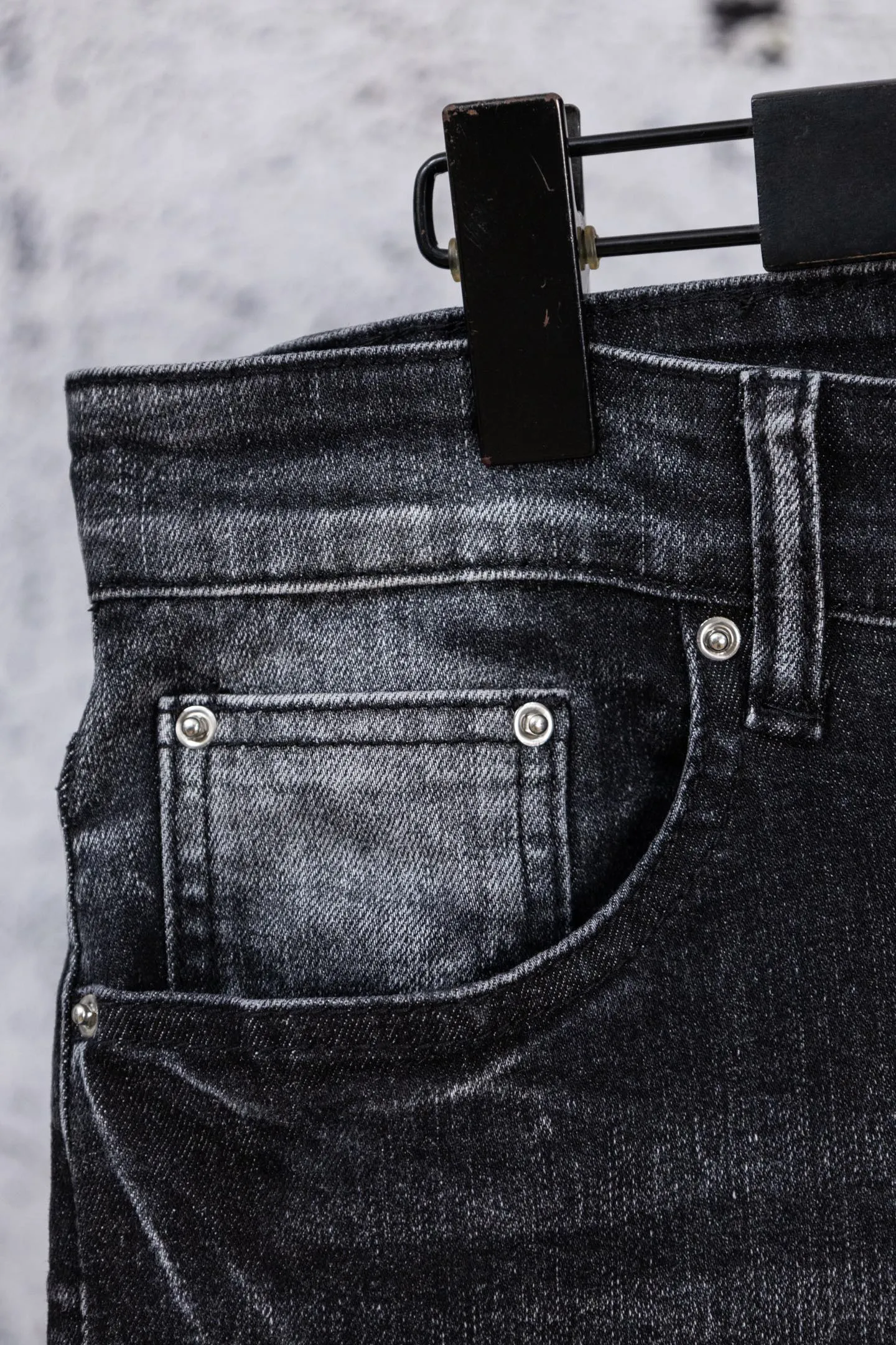 P230 AMIRI black and gray distressed ripped slim-fit jeans trousers amiri is transliterated as Emil, which is the name of the founder. Mike Amiri, the founder of amiri, grew up in Los Angeles, USA. He was influenced by local street culture and Punk Rock since he was a child, so he founded the amiri brand named after himself. A variety of trendy brand clothing meets the needs of different fashion players. Amiri clothing has novel and unique styles and is a well-known street brand in the United States. The styles and styles of many clothes are loved by many street photographers. The various clothing styles meet the dressing needs of different people, show their unique temperament, and show the trend of dressing. amiri's jeans are relatively famous. Not only do they have many styles, but the quality of the jeans is also very good. Many celebrities have also worn amiri brand jeans. Size: 28-34 Color: white label red label black label