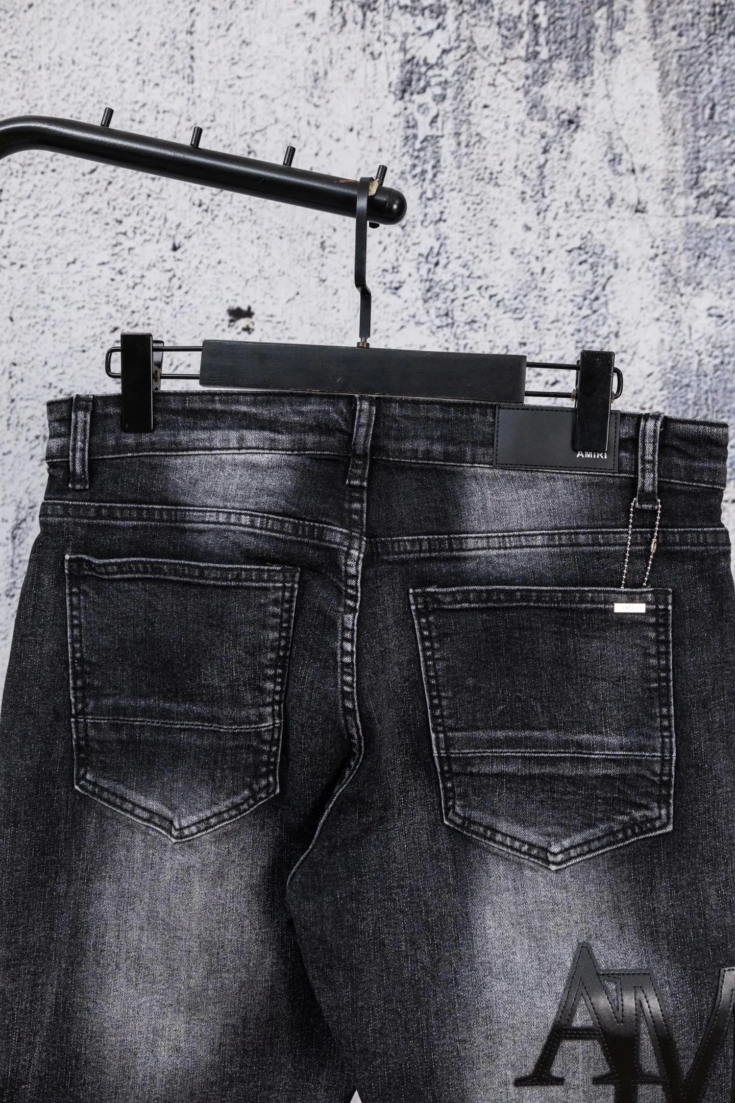P230 AMIRI black and gray distressed ripped slim-fit jeans trousers amiri is transliterated as Emil, which is the name of the founder. Mike Amiri, the founder of amiri, grew up in Los Angeles, USA. He was influenced by local street culture and Punk Rock since he was a child, so he founded the amiri brand named after himself. A variety of trendy brand clothing meets the needs of different fashion players. Amiri clothing has novel and unique styles and is a well-known street brand in the United States. The styles and styles of many clothes are loved by many street photographers. The various clothing styles meet the dressing needs of different people, show their unique temperament, and show the trend of dressing. amiri's jeans are relatively famous. Not only do they have many styles, but the quality of the jeans is also very good. Many celebrities have also worn amiri brand jeans. Size: 28-34 Color: white label red label black label