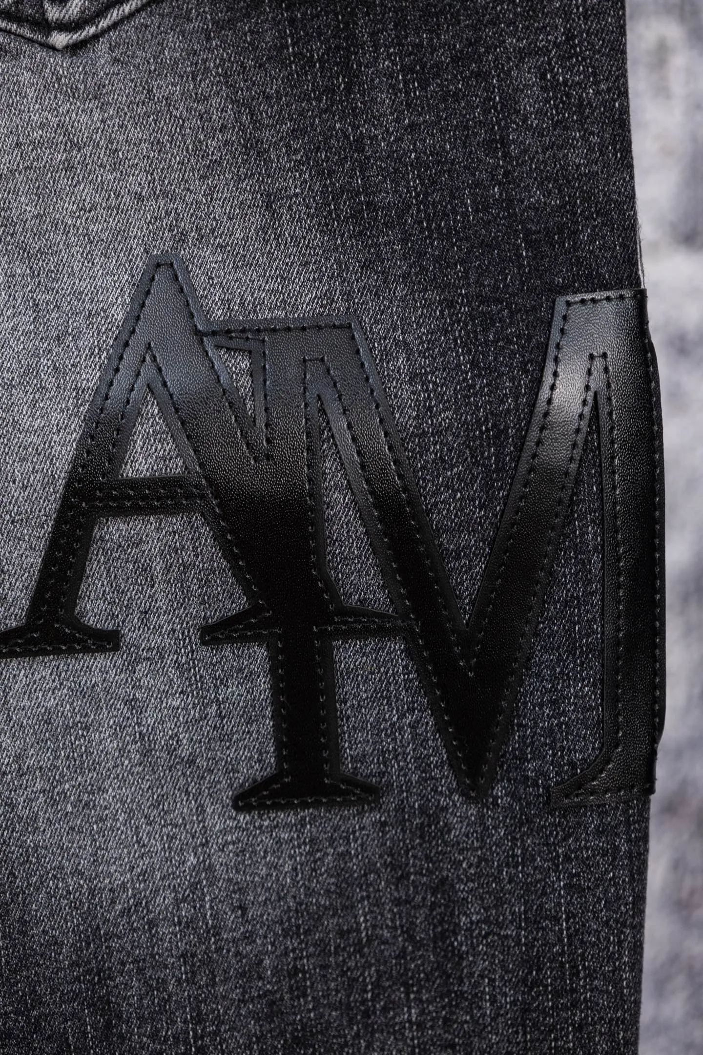 P230 AMIRI black and gray distressed ripped slim-fit jeans trousers amiri is transliterated as Emil, which is the name of the founder. Mike Amiri, the founder of amiri, grew up in Los Angeles, USA. He was influenced by local street culture and Punk Rock since he was a child, so he founded the amiri brand named after himself. A variety of trendy brand clothing meets the needs of different fashion players. Amiri clothing has novel and unique styles and is a well-known street brand in the United States. The styles and styles of many clothes are loved by many street photographers. The various clothing styles meet the dressing needs of different people, show their unique temperament, and show the trend of dressing. amiri's jeans are relatively famous. Not only do they have many styles, but the quality of the jeans is also very good. Many celebrities have also worn amiri brand jeans. Size: 28-34 Color: white label red label black label