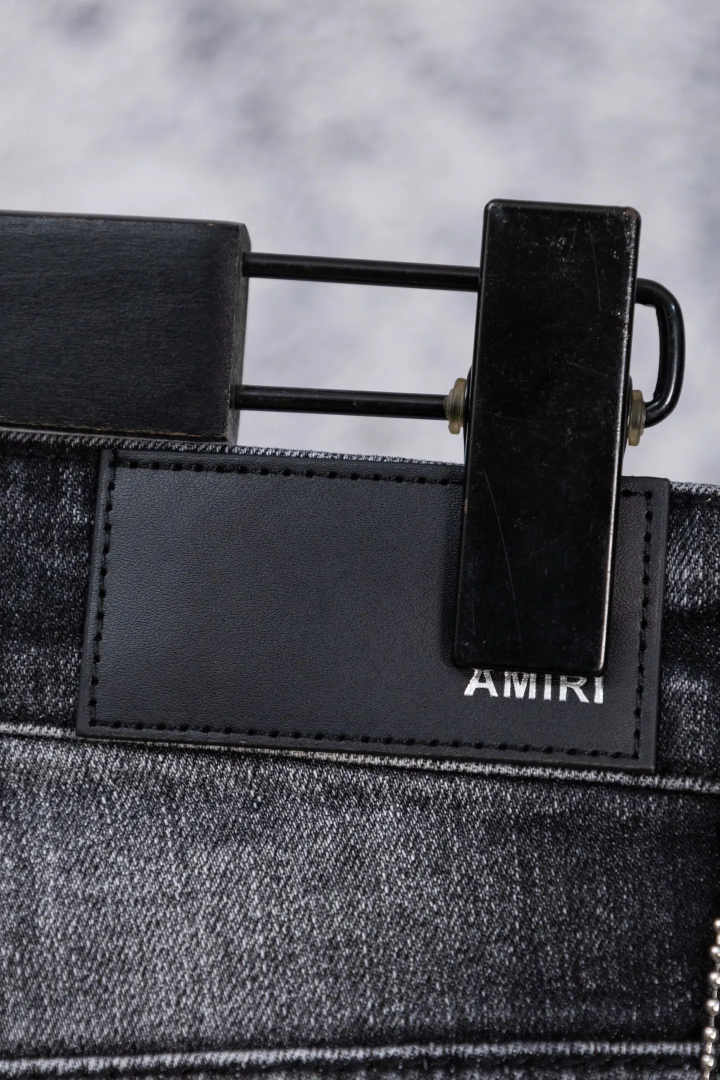 P230 AMIRI black and gray distressed ripped slim-fit jeans trousers amiri is transliterated as Emil, which is the name of the founder. Mike Amiri, the founder of amiri, grew up in Los Angeles, USA. He was influenced by local street culture and Punk Rock since he was a child, so he founded the amiri brand named after himself. A variety of trendy brand clothing meets the needs of different fashion players. Amiri clothing has novel and unique styles and is a well-known street brand in the United States. The styles and styles of many clothes are loved by many street photographers. The various clothing styles meet the dressing needs of different people, show their unique temperament, and show the trend of dressing. amiri's jeans are relatively famous. Not only do they have many styles, but the quality of the jeans is also very good. Many celebrities have also worn amiri brand jeans. Size: 28-34 Color: white label red label black label