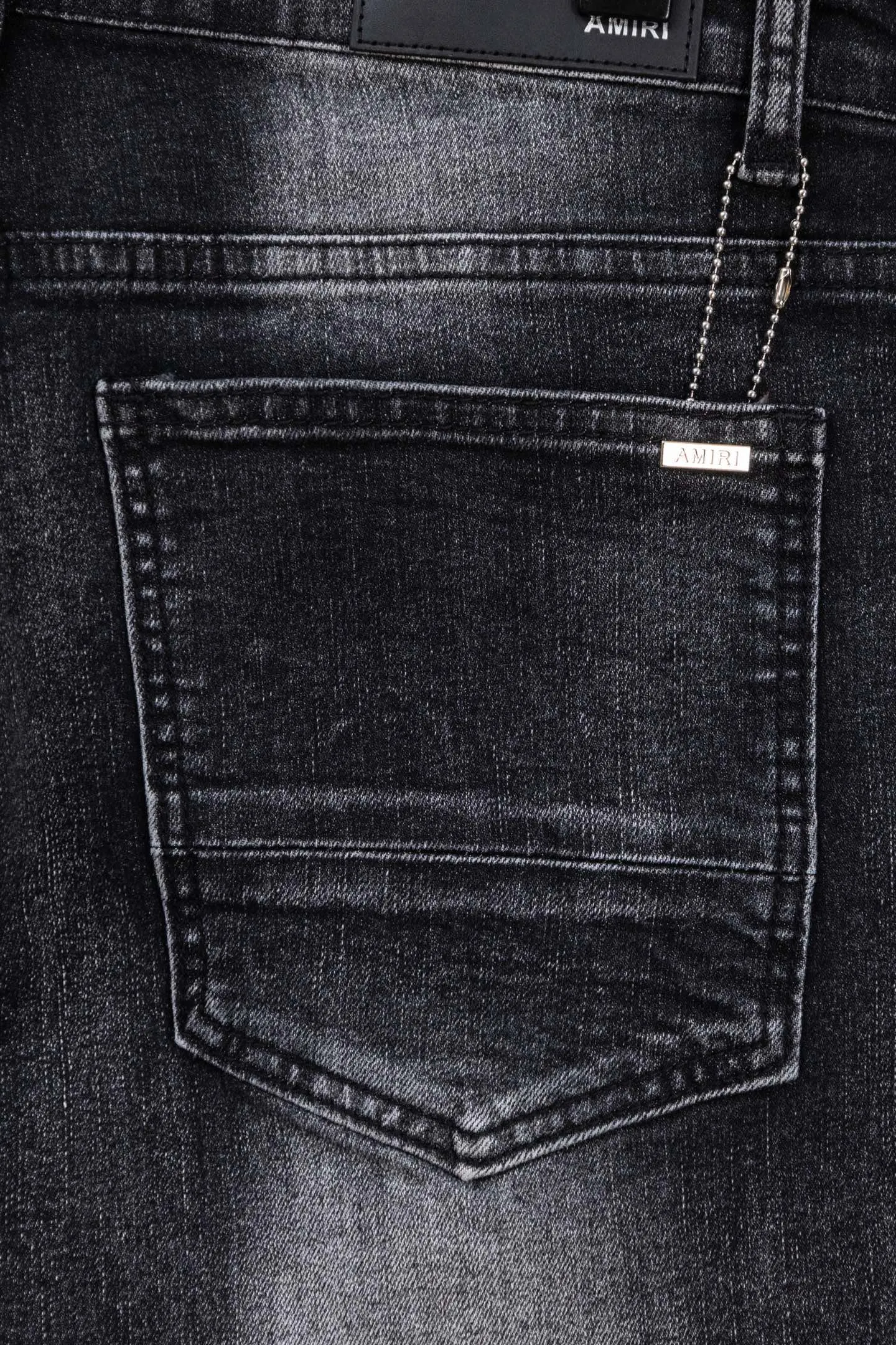 P230 AMIRI black and gray distressed ripped slim-fit jeans trousers amiri is transliterated as Emil, which is the name of the founder. Mike Amiri, the founder of amiri, grew up in Los Angeles, USA. He was influenced by local street culture and Punk Rock since he was a child, so he founded the amiri brand named after himself. A variety of trendy brand clothing meets the needs of different fashion players. Amiri clothing has novel and unique styles and is a well-known street brand in the United States. The styles and styles of many clothes are loved by many street photographers. The various clothing styles meet the dressing needs of different people, show their unique temperament, and show the trend of dressing. amiri's jeans are relatively famous. Not only do they have many styles, but the quality of the jeans is also very good. Many celebrities have also worn amiri brand jeans. Size: 28-34 Color: white label red label black label