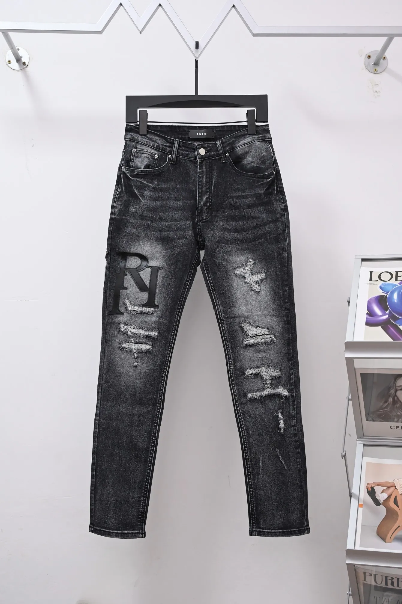 P250 Style number: (A016) Amiri 2025 new frayed black leather embroidered letters couple style washed stretch jeans 🔥High version🔥High version🔥 Top ceiling quality Styles with different washed textures are very friendly to people with thin legs and thick legs. The straight and loose version is very flattering. Moderate length that never goes out of style, easy to match with casually, basic styling for various styles, a must-have in the wardrobe! The fabric is stiff but also makes the upper body soft without losing texture. The washing process is even more perfect. It is a must-have item for everyone! ! ! Washed wheat, tag, pants label, three complete labels Color: washed black Size: 28, 30, 32, 34 (four sizes)