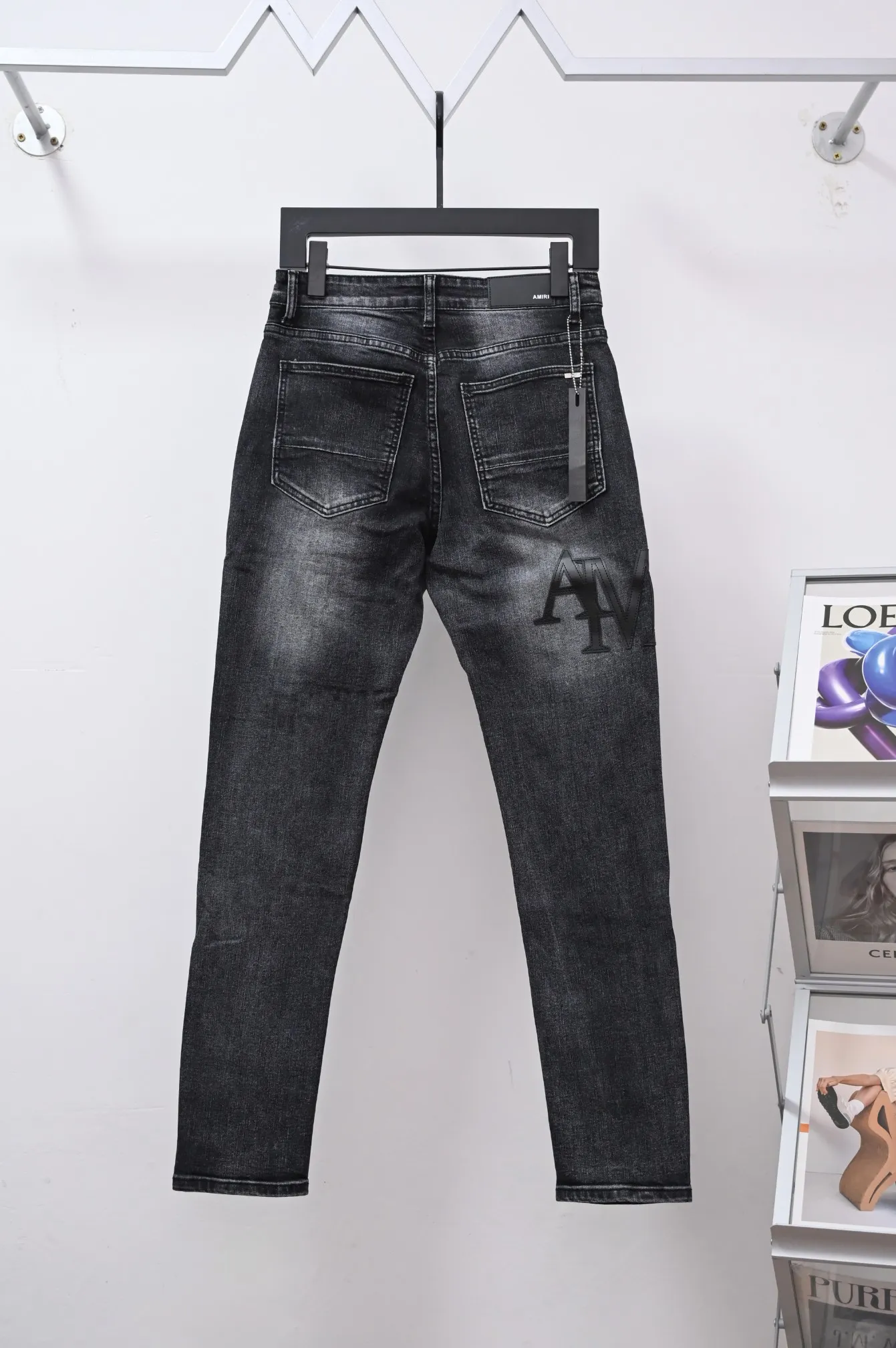 P250 Style number: (A016) Amiri 2025 new frayed black leather embroidered letters couple style washed stretch jeans 🔥High version🔥High version🔥 Top ceiling quality Styles with different washed textures are very friendly to people with thin legs and thick legs. The straight and loose version is very flattering. Moderate length that never goes out of style, easy to match with casually, basic styling for various styles, a must-have in the wardrobe! The fabric is stiff but also makes the upper body soft without losing texture. The washing process is even more perfect. It is a must-have item for everyone! ! ! Washed wheat, tag, pants label, three complete labels Color: washed black Size: 28, 30, 32, 34 (four sizes)