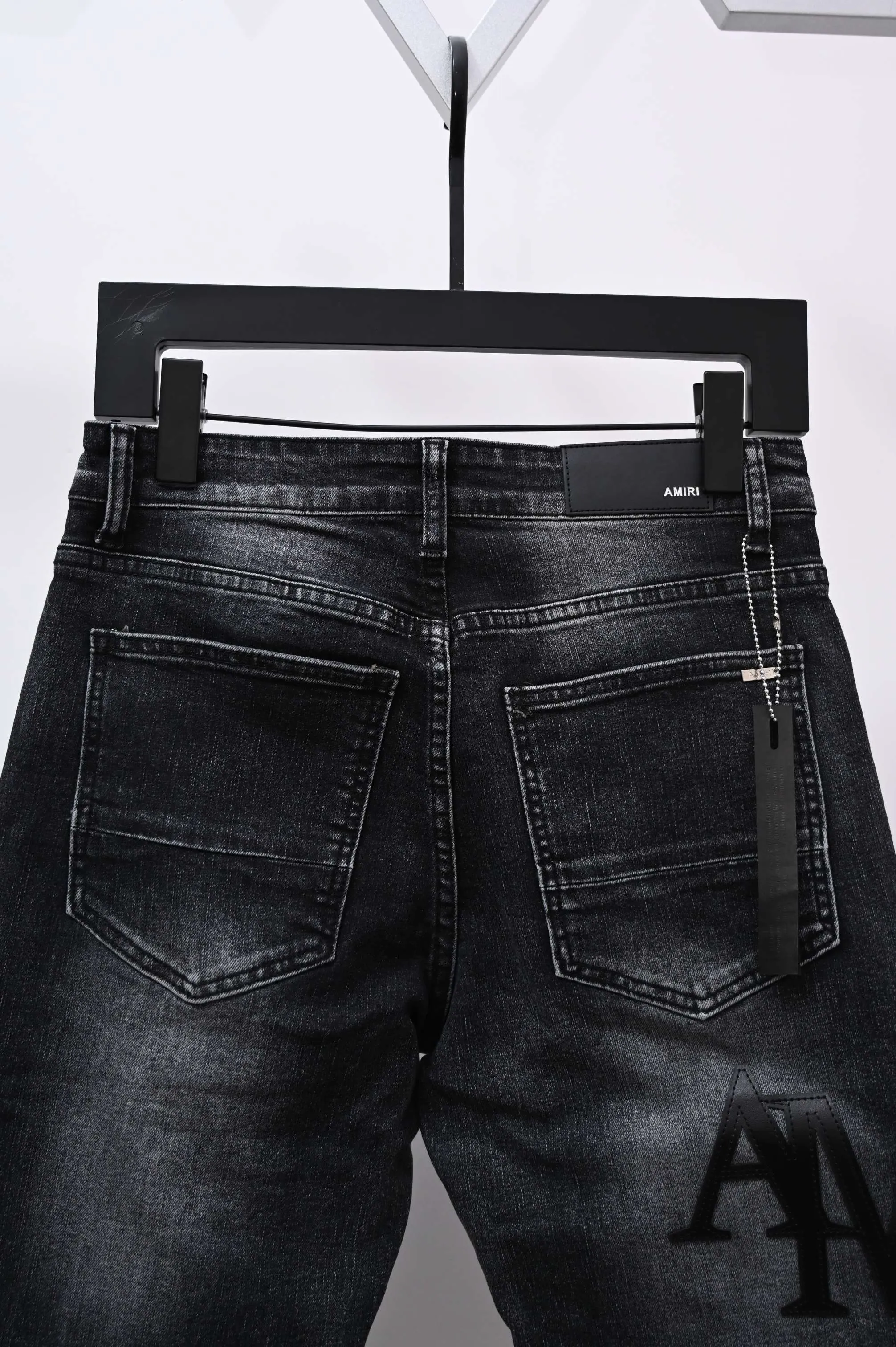 P250 Style number: (A016) Amiri 2025 new frayed black leather embroidered letters couple style washed stretch jeans 🔥High version🔥High version🔥 Top ceiling quality Styles with different washed textures are very friendly to people with thin legs and thick legs. The straight and loose version is very flattering. Moderate length that never goes out of style, easy to match with casually, basic styling for various styles, a must-have in the wardrobe! The fabric is stiff but also makes the upper body soft without losing texture. The washing process is even more perfect. It is a must-have item for everyone! ! ! Washed wheat, tag, pants label, three complete labels Color: washed black Size: 28, 30, 32, 34 (four sizes)