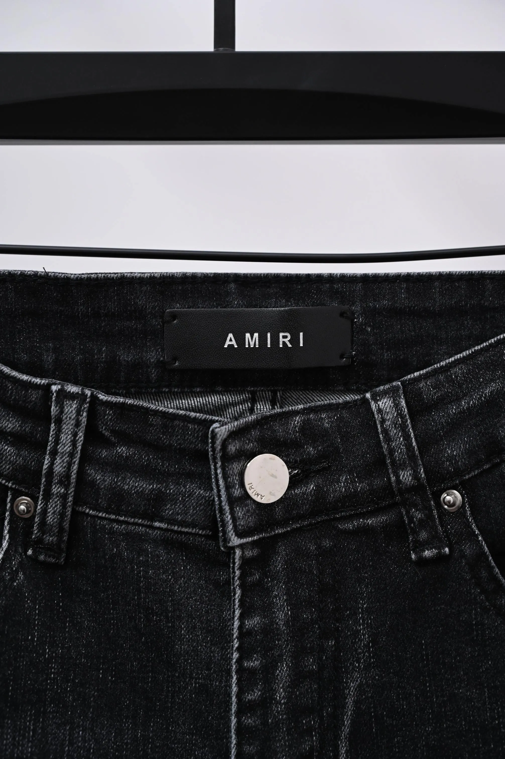 P250 Style number: (A016) Amiri 2025 new frayed black leather embroidered letters couple style washed stretch jeans 🔥High version🔥High version🔥 Top ceiling quality Styles with different washed textures are very friendly to people with thin legs and thick legs. The straight and loose version is very flattering. Moderate length that never goes out of style, easy to match with casually, basic styling for various styles, a must-have in the wardrobe! The fabric is stiff but also makes the upper body soft without losing texture. The washing process is even more perfect. It is a must-have item for everyone! ! ! Washed wheat, tag, pants label, three complete labels Color: washed black Size: 28, 30, 32, 34 (four sizes)