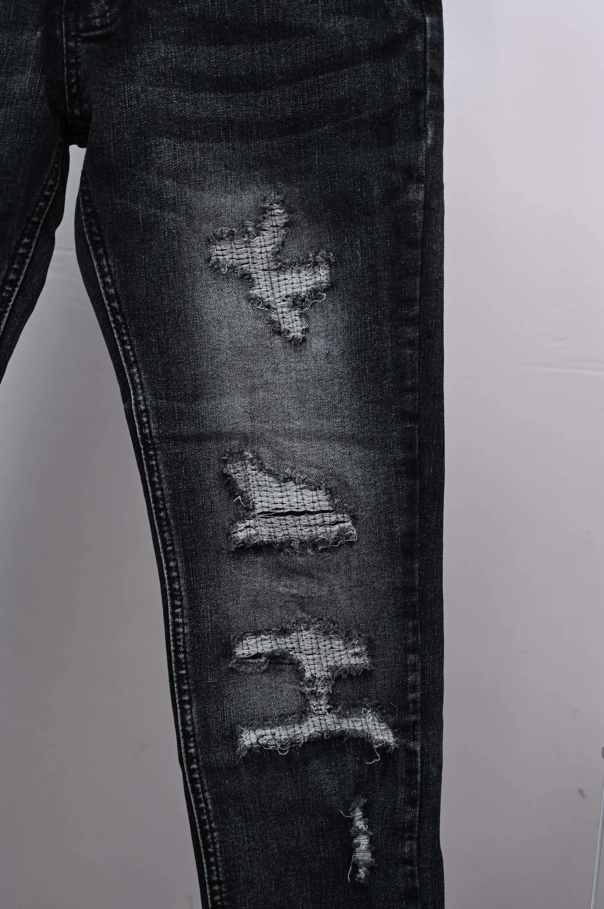 P250 Style number: (A016) Amiri 2025 new frayed black leather embroidered letters couple style washed stretch jeans 🔥High version🔥High version🔥 Top ceiling quality Styles with different washed textures are very friendly to people with thin legs and thick legs. The straight and loose version is very flattering. Moderate length that never goes out of style, easy to match with casually, basic styling for various styles, a must-have in the wardrobe! The fabric is stiff but also makes the upper body soft without losing texture. The washing process is even more perfect. It is a must-have item for everyone! ! ! Washed wheat, tag, pants label, three complete labels Color: washed black Size: 28, 30, 32, 34 (four sizes)