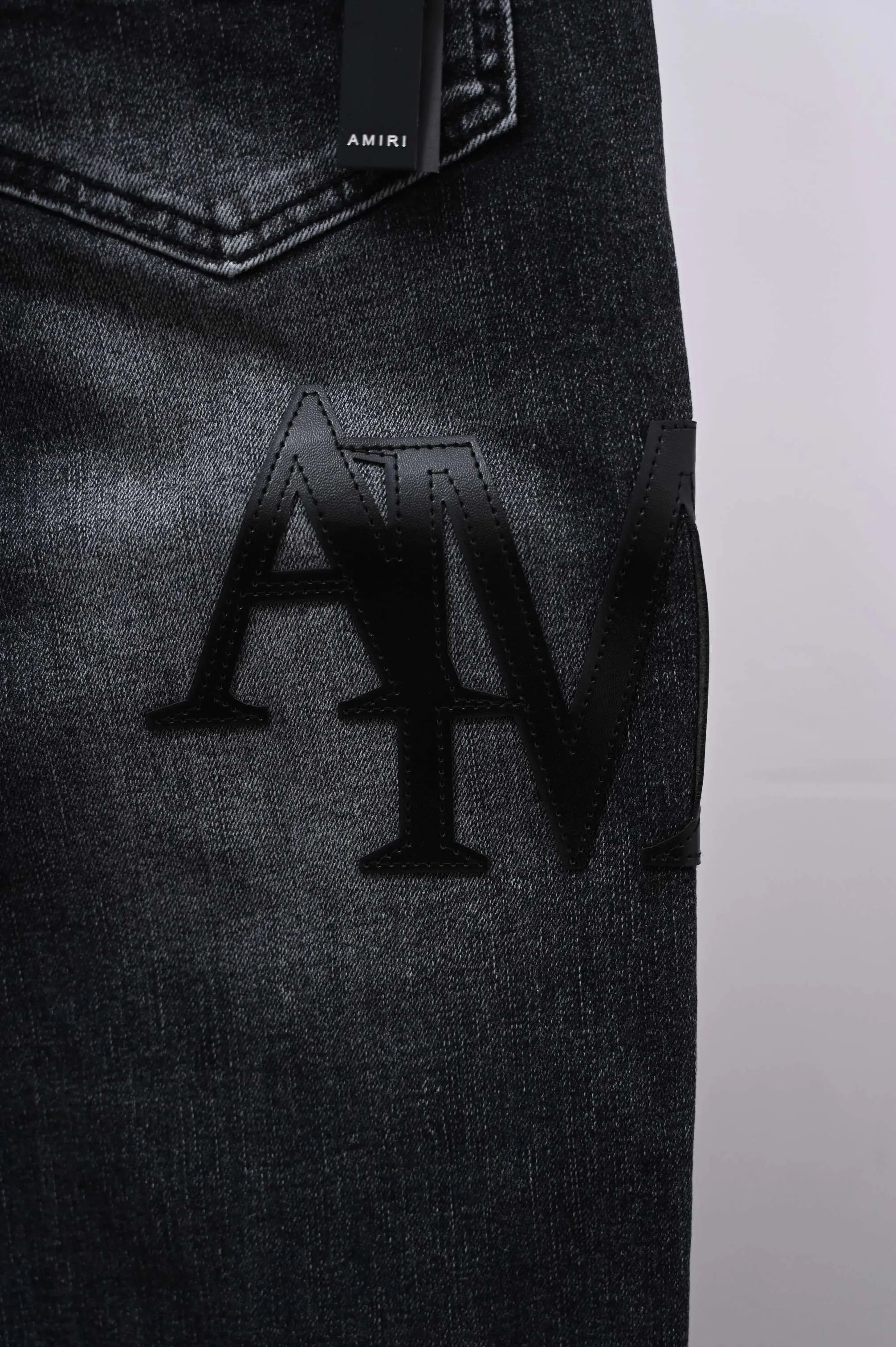 P250 Style number: (A016) Amiri 2025 new frayed black leather embroidered letters couple style washed stretch jeans 🔥High version🔥High version🔥 Top ceiling quality Styles with different washed textures are very friendly to people with thin legs and thick legs. The straight and loose version is very flattering. Moderate length that never goes out of style, easy to match with casually, basic styling for various styles, a must-have in the wardrobe! The fabric is stiff but also makes the upper body soft without losing texture. The washing process is even more perfect. It is a must-have item for everyone! ! ! Washed wheat, tag, pants label, three complete labels Color: washed black Size: 28, 30, 32, 34 (four sizes)