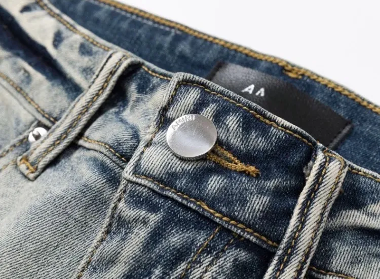 #N22 P246💰 (Top version) AMIRI hot high street jeans slim fit stretch washed knife cut trousers for men AMIRI amiri is transliterated as Emil, which is the name of the founder. Mike Amiri, the founder of amiri, grew up in Los Angeles, USA. He was influenced by local street culture and Punk Rock since childhood, so he founded the amiri brand named after himself. A variety of trendy clothing meets the needs of different fashion players. Amiri clothing has novel and unique styles and is a well-known street brand in the United States. The styles and styles of many clothes are loved by many street photographers. The various clothing styles meet the dressing needs of different people, show their unique temperament, and show the trend of dressing. amiri's jeans are relatively famous. Not only do they have many styles, but the quality of the jeans is also very good. Many celebrities have also worn amiri brand jeans. Color: Picture color Size: 28, 30, 32, 34, 36 28 30 32 34 36 Waist 71 76 81 86 91 Qianlang 26.5 27.5 28.5 29.5 30.5 Hou Lang 37 38 39 40 41 Foot 14 14.8 15.6 16.4 17.2 Foreign Minister 100 102 104 106 107