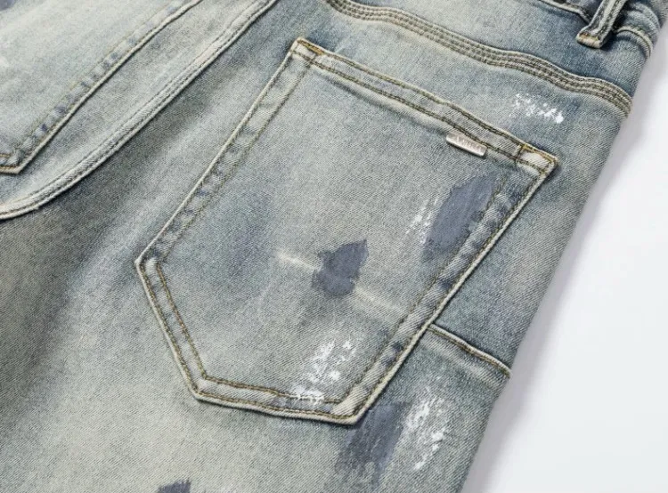 #N22 P246💰 (Top version) AMIRI hot high street jeans slim fit stretch washed knife cut trousers for men AMIRI amiri is transliterated as Emil, which is the name of the founder. Mike Amiri, the founder of amiri, grew up in Los Angeles, USA. He was influenced by local street culture and Punk Rock since childhood, so he founded the amiri brand named after himself. A variety of trendy clothing meets the needs of different fashion players. Amiri clothing has novel and unique styles and is a well-known street brand in the United States. The styles and styles of many clothes are loved by many street photographers. The various clothing styles meet the dressing needs of different people, show their unique temperament, and show the trend of dressing. amiri's jeans are relatively famous. Not only do they have many styles, but the quality of the jeans is also very good. Many celebrities have also worn amiri brand jeans. Color: Picture color Size: 28, 30, 32, 34, 36 28 30 32 34 36 Waist 71 76 81 86 91 Qianlang 26.5 27.5 28.5 29.5 30.5 Hou Lang 37 38 39 40 41 Foot 14 14.8 15.6 16.4 17.2 Foreign Minister 100 102 104 106 107