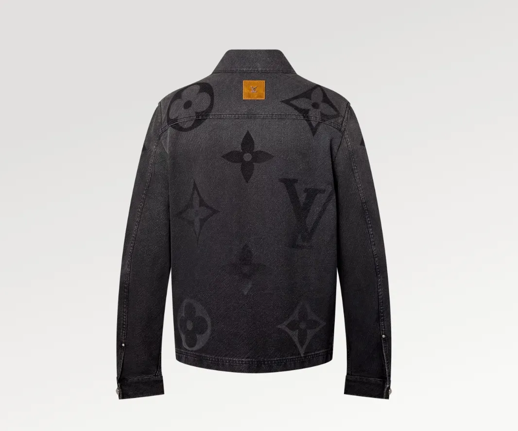 Size Chart Official Website More Details LV MONOGRAM Denim Tunic Jacket Denim Jacket This belted jacket incorporates multiple logo elements into the workwear silhouette, demonstrating the brand's exquisite craftsmanship. The washed denim fabric has a diagonal Epi jacquard texture, and the Monogram Macro pattern with light and dark gradients is superimposed on it. Monogram floral studs add an elegant touch to the design, perfect for matching trousers.  Regular fit Biased Epi jacquard Monogram Macro logo print Rear Damier nubuck patch with metallic LV accents Top pocket with Monogram floral studs Chest patch pocket Front flap pocket