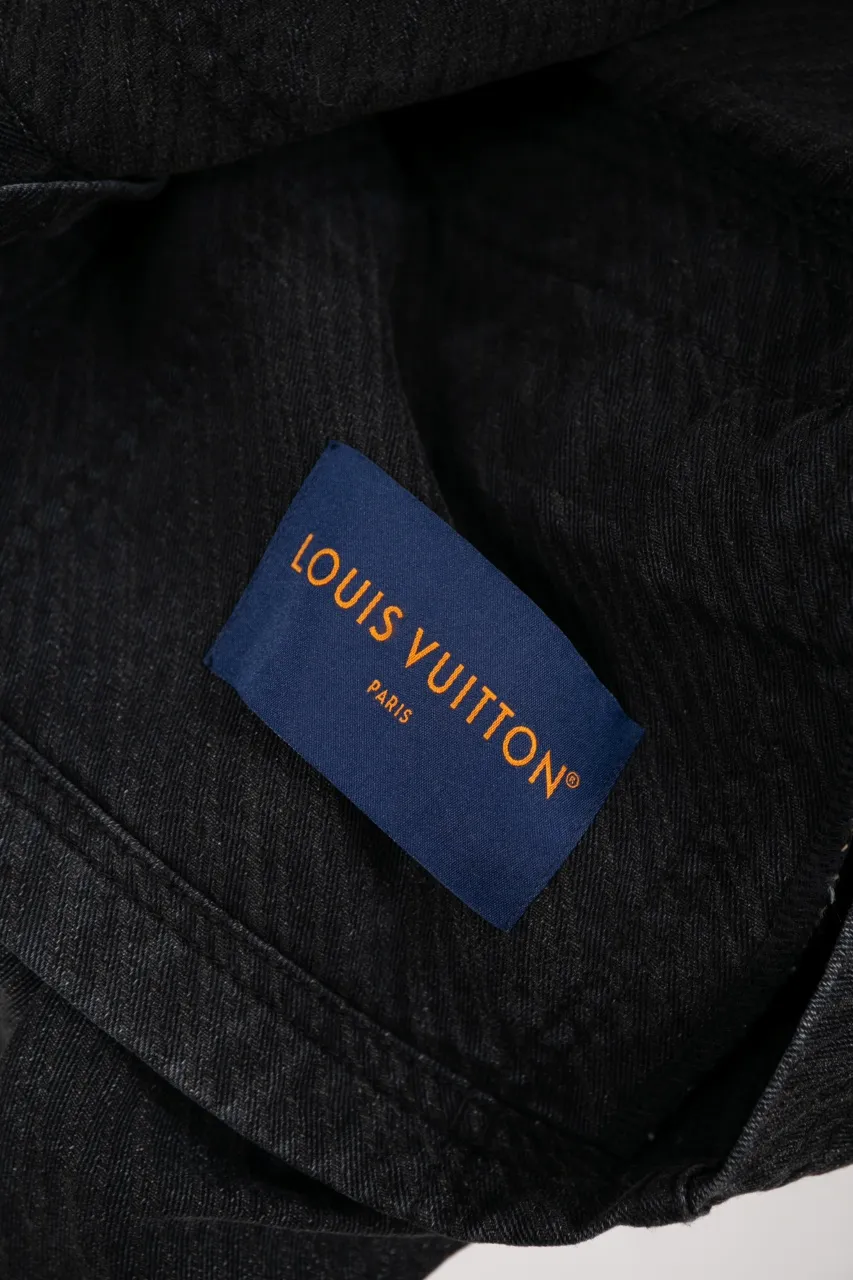 Size Chart Official Website More Details LV MONOGRAM Denim Tunic Jacket Denim Jacket This belted jacket incorporates multiple logo elements into the workwear silhouette, demonstrating the brand's exquisite craftsmanship. The washed denim fabric has a diagonal Epi jacquard texture, and the Monogram Macro pattern with light and dark gradients is superimposed on it. Monogram floral studs add an elegant touch to the design, perfect for matching trousers.  Regular fit Biased Epi jacquard Monogram Macro logo print Rear Damier nubuck patch with metallic LV accents Top pocket with Monogram floral studs Chest patch pocket Front flap pocket