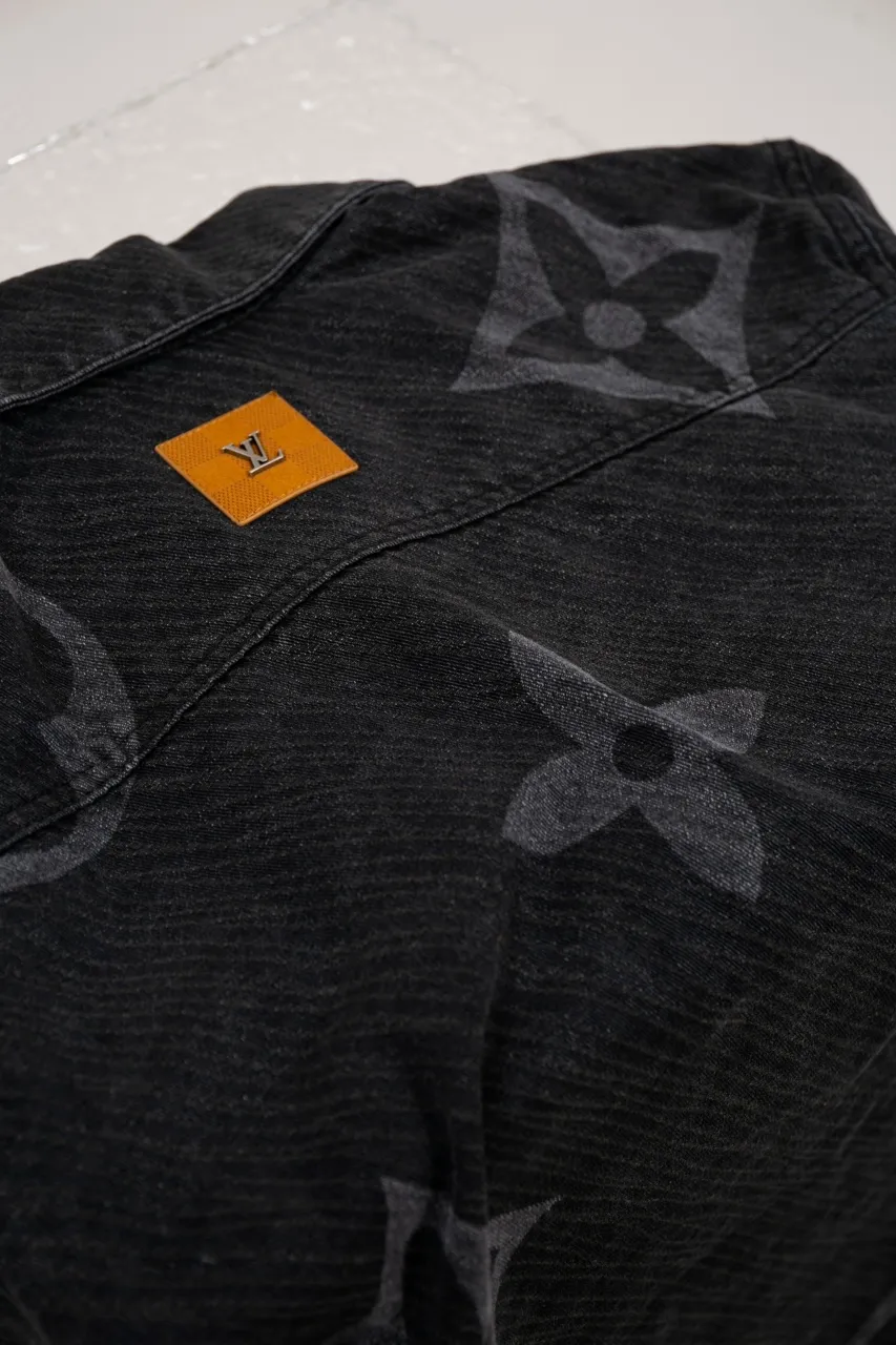 Size Chart Official Website More Details LV MONOGRAM Denim Tunic Jacket Denim Jacket This belted jacket incorporates multiple logo elements into the workwear silhouette, demonstrating the brand's exquisite craftsmanship. The washed denim fabric has a diagonal Epi jacquard texture, and the Monogram Macro pattern with light and dark gradients is superimposed on it. Monogram floral studs add an elegant touch to the design, perfect for matching trousers.  Regular fit Biased Epi jacquard Monogram Macro logo print Rear Damier nubuck patch with metallic LV accents Top pocket with Monogram floral studs Chest patch pocket Front flap pocket
