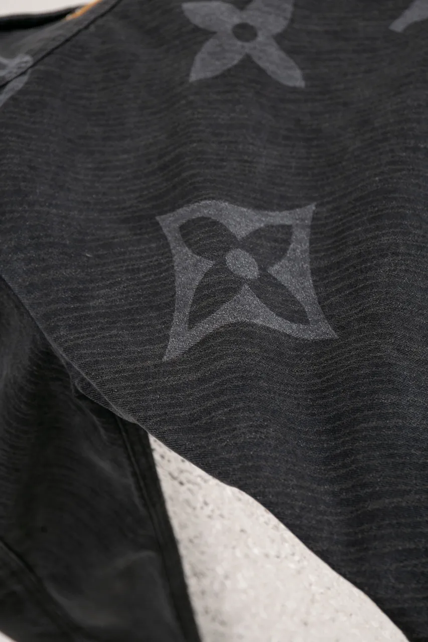 Size Chart Official Website More Details LV MONOGRAM Denim Tunic Jacket Denim Jacket This belted jacket incorporates multiple logo elements into the workwear silhouette, demonstrating the brand's exquisite craftsmanship. The washed denim fabric has a diagonal Epi jacquard texture, and the Monogram Macro pattern with light and dark gradients is superimposed on it. Monogram floral studs add an elegant touch to the design, perfect for matching trousers.  Regular fit Biased Epi jacquard Monogram Macro logo print Rear Damier nubuck patch with metallic LV accents Top pocket with Monogram floral studs Chest patch pocket Front flap pocket