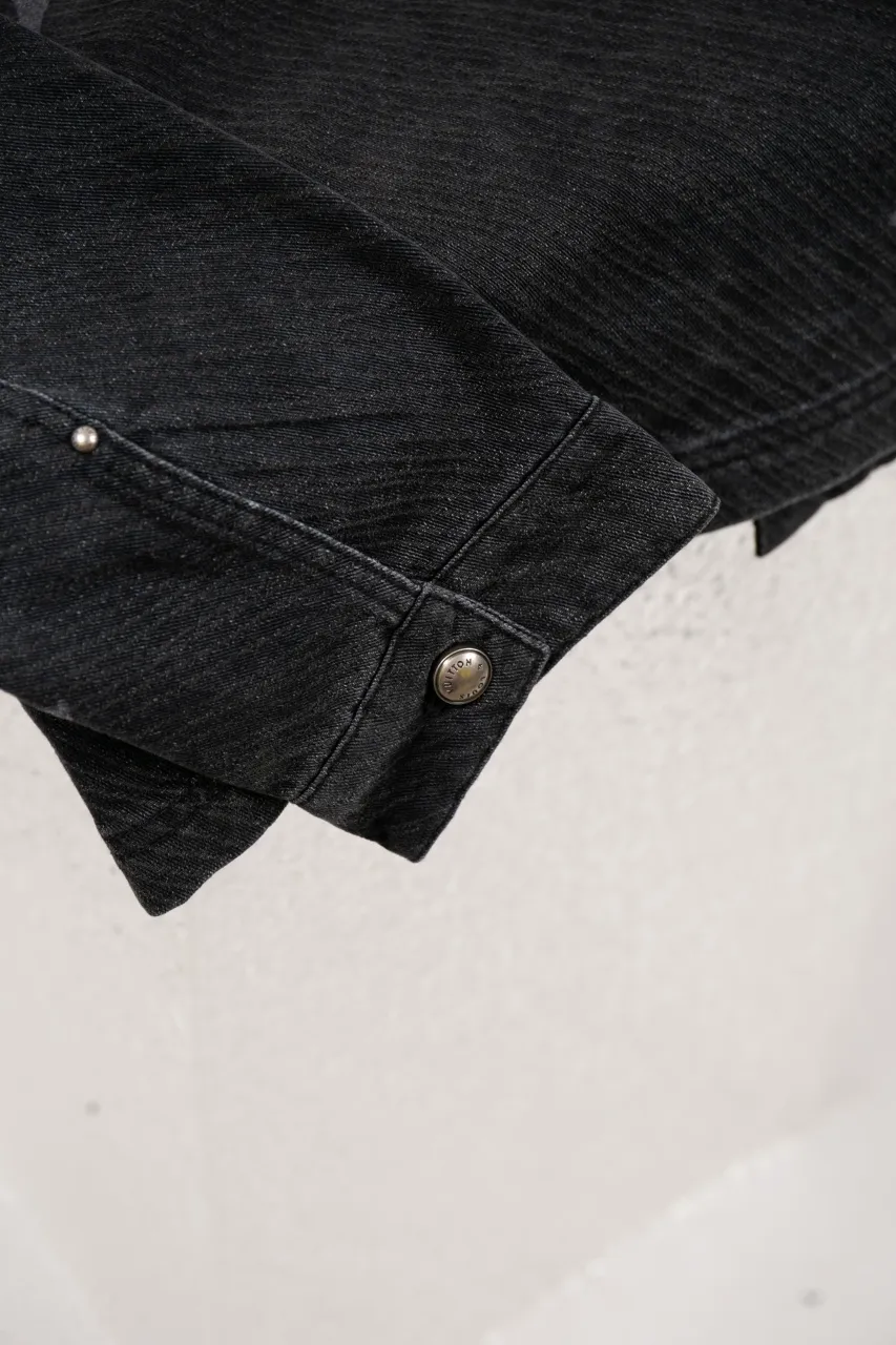 Size Chart Official Website More Details LV MONOGRAM Denim Tunic Jacket Denim Jacket This belted jacket incorporates multiple logo elements into the workwear silhouette, demonstrating the brand's exquisite craftsmanship. The washed denim fabric has a diagonal Epi jacquard texture, and the Monogram Macro pattern with light and dark gradients is superimposed on it. Monogram floral studs add an elegant touch to the design, perfect for matching trousers.  Regular fit Biased Epi jacquard Monogram Macro logo print Rear Damier nubuck patch with metallic LV accents Top pocket with Monogram floral studs Chest patch pocket Front flap pocket