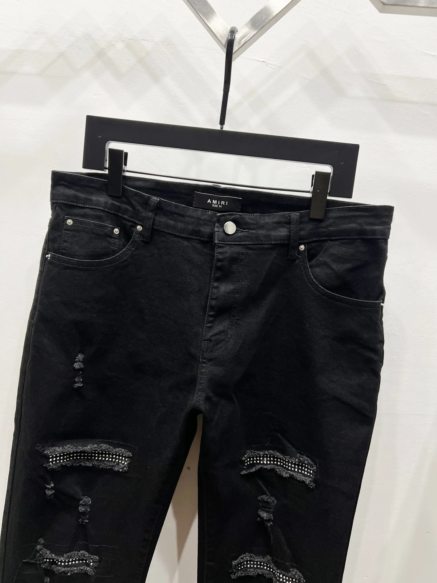 P240 Style number: (K1070) AMIRI & AMIRI new jeans washed ripped leather denim trousers for men and women amiri is transliterated as Emil, which is the name of the founder. Mike Amiri, the founder of amiri, grew up in Los Angeles, USA. He was influenced by local street culture and Punk Rock since childhood, so he founded the amiri brand named after himself. A variety of trendy clothing meets the needs of different fashion players. Amiri clothing has novel and unique styles and is a well-known street brand in the United States. The styles and styles of many clothes are loved by many street photographers. The various clothing styles meet the dressing needs of different people, show their unique temperament, and show the trend of dressing. Amiri's jeans are relatively famous. Not only do they have many styles, but the quality of the jeans is also very good. Many celebrities have also worn amiri brand jeans. Original goods, washed casual jeans, imported original washed stretch fabrics, comfortable and elastic, original hardware accessories decorated with logo, super correct version, extremely high grade, counter quality, fashionable and stylish upper body. Color: black diamond Size: 28-30-32-34