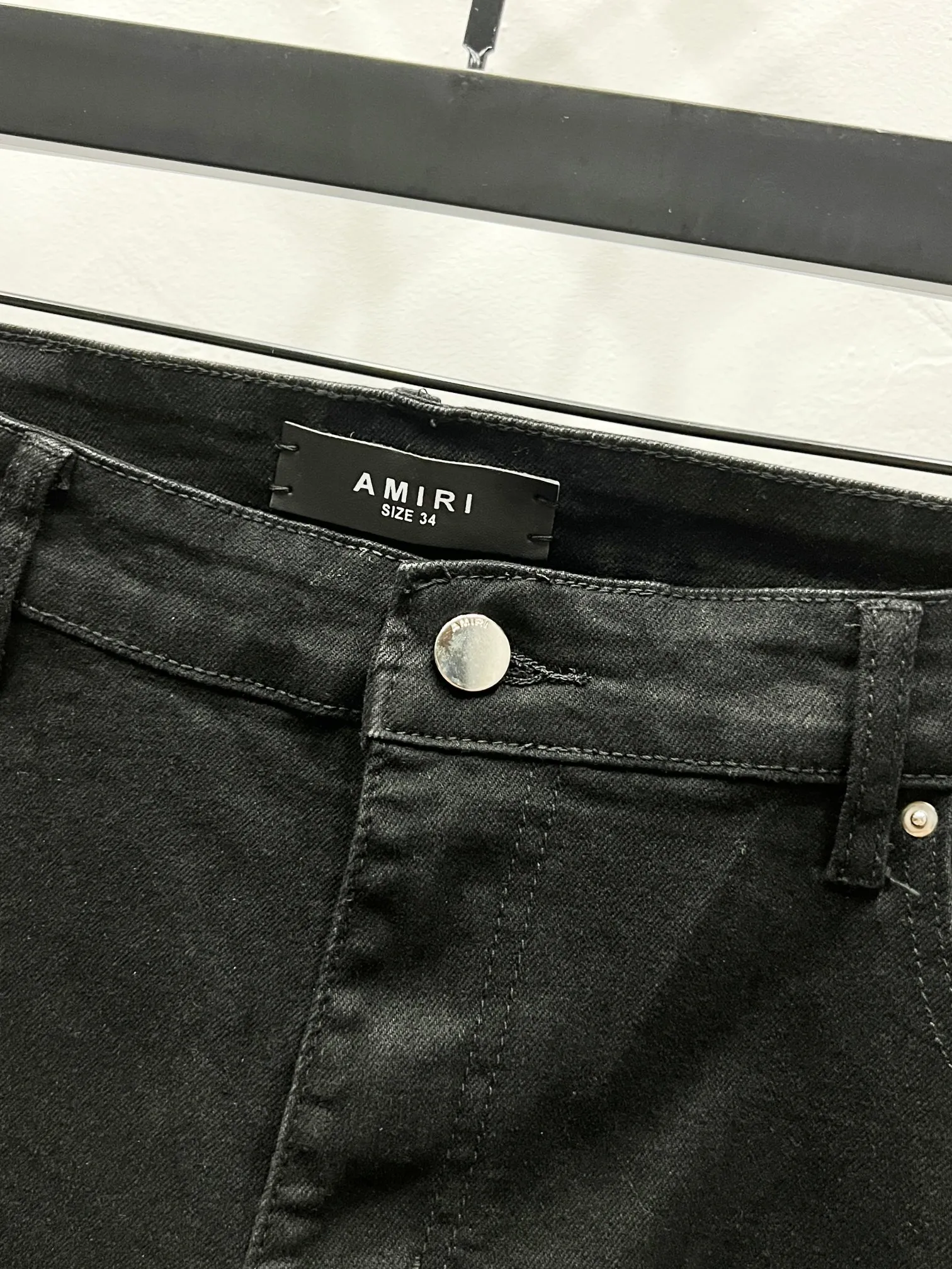P240 Style number: (K1070) AMIRI & AMIRI new jeans washed ripped leather denim trousers for men and women amiri is transliterated as Emil, which is the name of the founder. Mike Amiri, the founder of amiri, grew up in Los Angeles, USA. He was influenced by local street culture and Punk Rock since childhood, so he founded the amiri brand named after himself. A variety of trendy clothing meets the needs of different fashion players. Amiri clothing has novel and unique styles and is a well-known street brand in the United States. The styles and styles of many clothes are loved by many street photographers. The various clothing styles meet the dressing needs of different people, show their unique temperament, and show the trend of dressing. Amiri's jeans are relatively famous. Not only do they have many styles, but the quality of the jeans is also very good. Many celebrities have also worn amiri brand jeans. Original goods, washed casual jeans, imported original washed stretch fabrics, comfortable and elastic, original hardware accessories decorated with logo, super correct version, extremely high grade, counter quality, fashionable and stylish upper body. Color: black diamond Size: 28-30-32-34