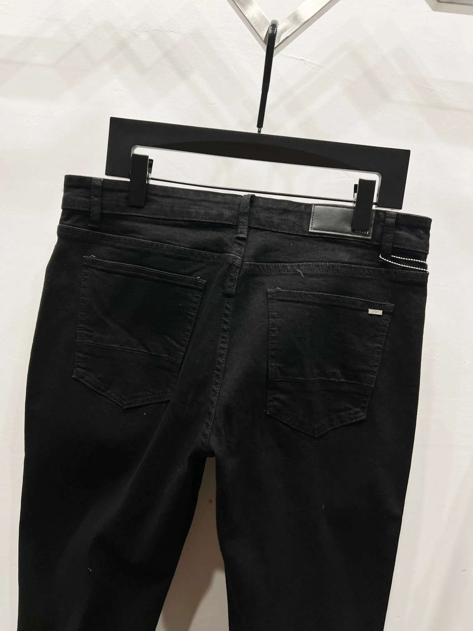 P240 Style number: (K1070) AMIRI & AMIRI new jeans washed ripped leather denim trousers for men and women amiri is transliterated as Emil, which is the name of the founder. Mike Amiri, the founder of amiri, grew up in Los Angeles, USA. He was influenced by local street culture and Punk Rock since childhood, so he founded the amiri brand named after himself. A variety of trendy clothing meets the needs of different fashion players. Amiri clothing has novel and unique styles and is a well-known street brand in the United States. The styles and styles of many clothes are loved by many street photographers. The various clothing styles meet the dressing needs of different people, show their unique temperament, and show the trend of dressing. Amiri's jeans are relatively famous. Not only do they have many styles, but the quality of the jeans is also very good. Many celebrities have also worn amiri brand jeans. Original goods, washed casual jeans, imported original washed stretch fabrics, comfortable and elastic, original hardware accessories decorated with logo, super correct version, extremely high grade, counter quality, fashionable and stylish upper body. Color: black diamond Size: 28-30-32-34