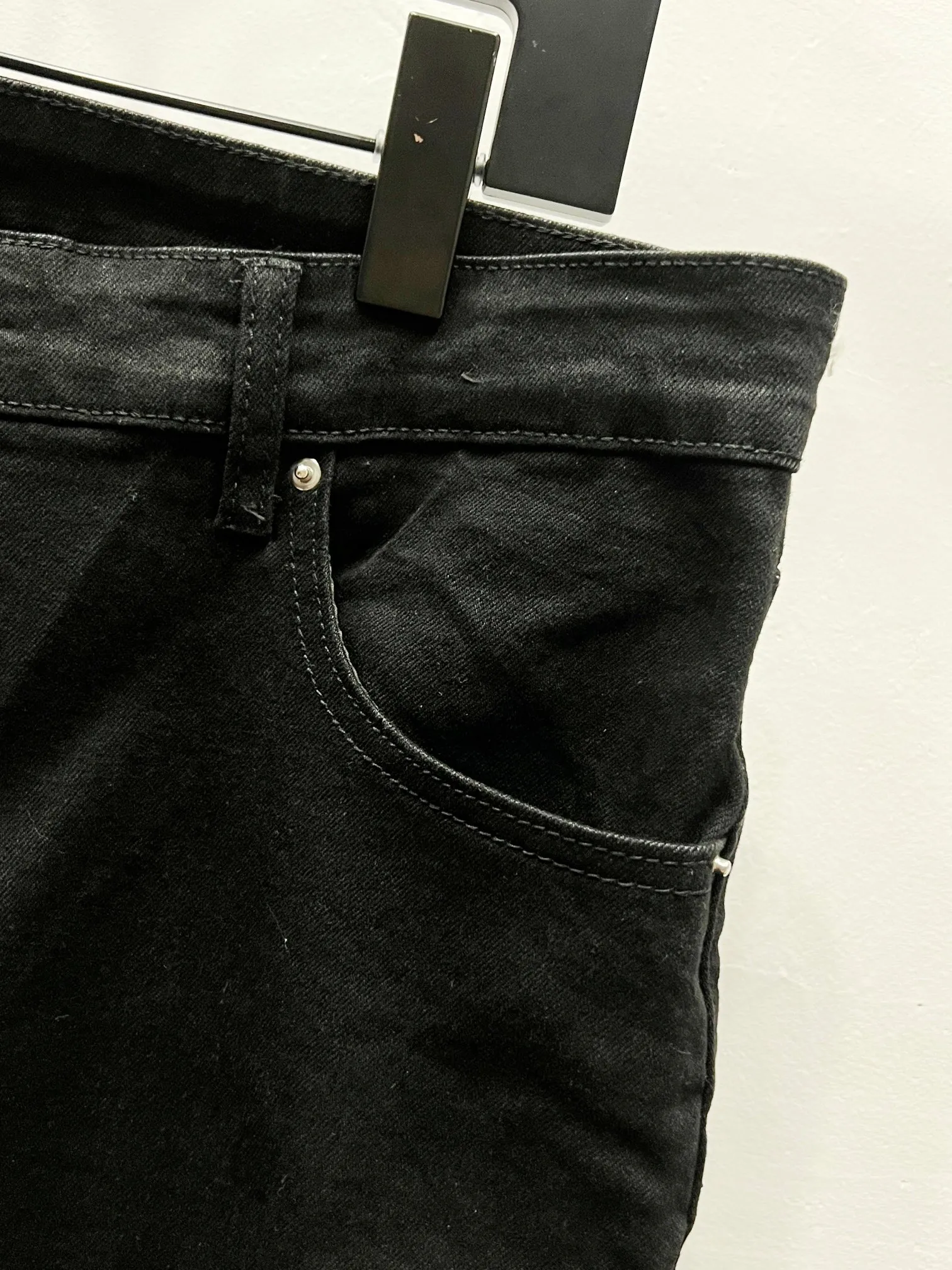P240 Style number: (K1070) AMIRI & AMIRI new jeans washed ripped leather denim trousers for men and women amiri is transliterated as Emil, which is the name of the founder. Mike Amiri, the founder of amiri, grew up in Los Angeles, USA. He was influenced by local street culture and Punk Rock since childhood, so he founded the amiri brand named after himself. A variety of trendy clothing meets the needs of different fashion players. Amiri clothing has novel and unique styles and is a well-known street brand in the United States. The styles and styles of many clothes are loved by many street photographers. The various clothing styles meet the dressing needs of different people, show their unique temperament, and show the trend of dressing. Amiri's jeans are relatively famous. Not only do they have many styles, but the quality of the jeans is also very good. Many celebrities have also worn amiri brand jeans. Original goods, washed casual jeans, imported original washed stretch fabrics, comfortable and elastic, original hardware accessories decorated with logo, super correct version, extremely high grade, counter quality, fashionable and stylish upper body. Color: black diamond Size: 28-30-32-34