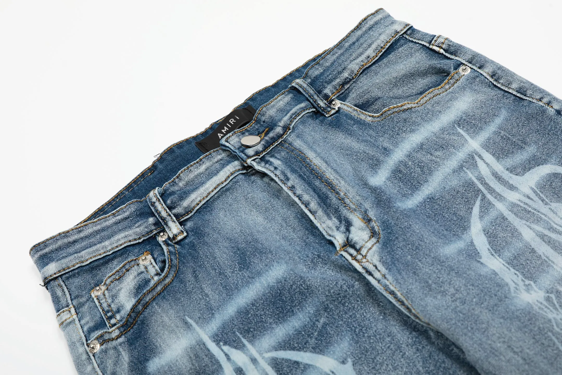 #M54 P168💰 AMIRI patch embroidery jeans trousers AMIRI high street basic ripped tight elastic jeans trousers amiri brand jeans break the production process and cutting of the original jeans, the fabrics are softer and more comfortable Hand-sewn collar label Customized logo buttons Genuine leather tag Color: Picture color Size: 30-32-34-36