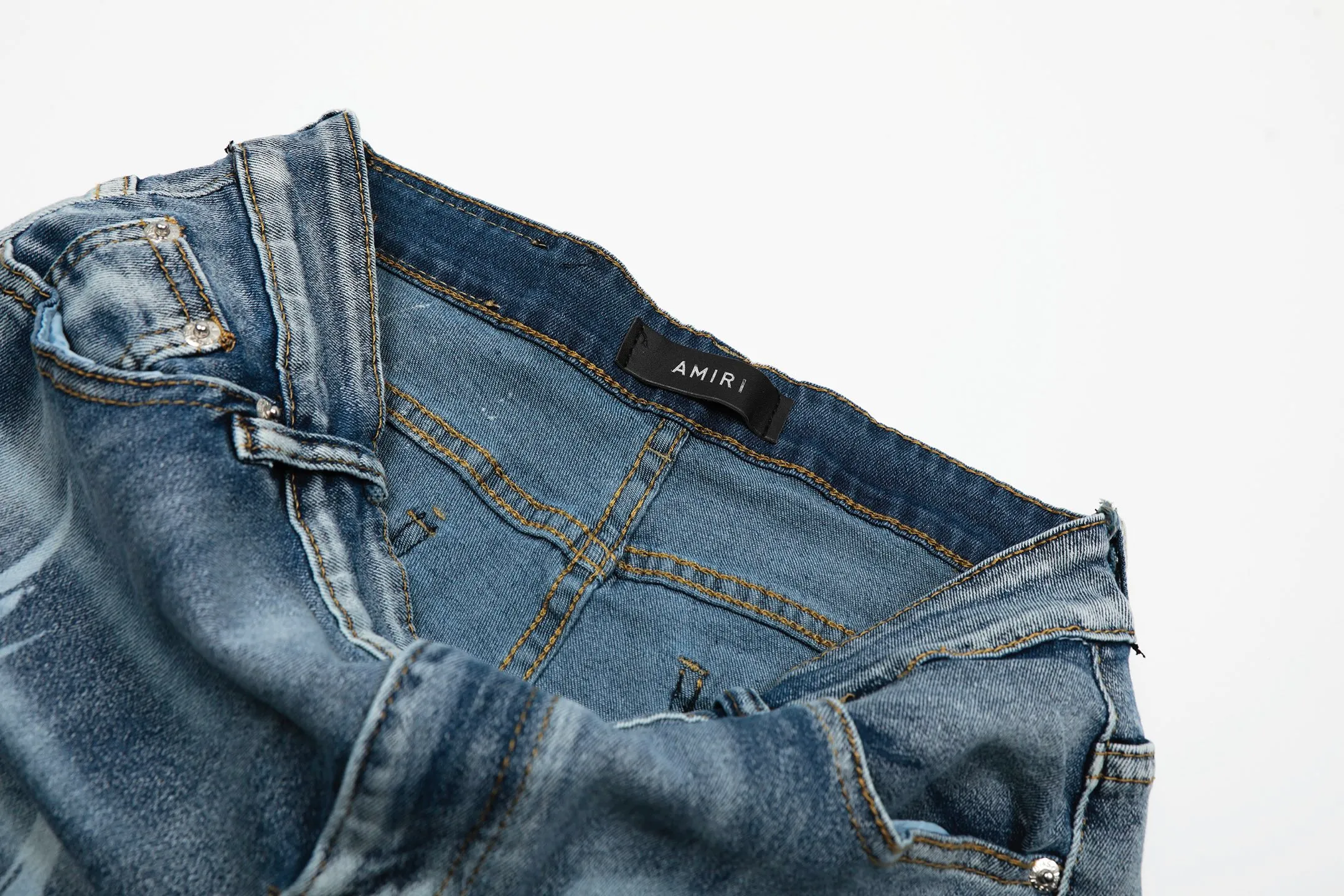 #M54 P168💰 AMIRI patch embroidery jeans trousers AMIRI high street basic ripped tight elastic jeans trousers amiri brand jeans break the production process and cutting of the original jeans, the fabrics are softer and more comfortable Hand-sewn collar label Customized logo buttons Genuine leather tag Color: Picture color Size: 30-32-34-36