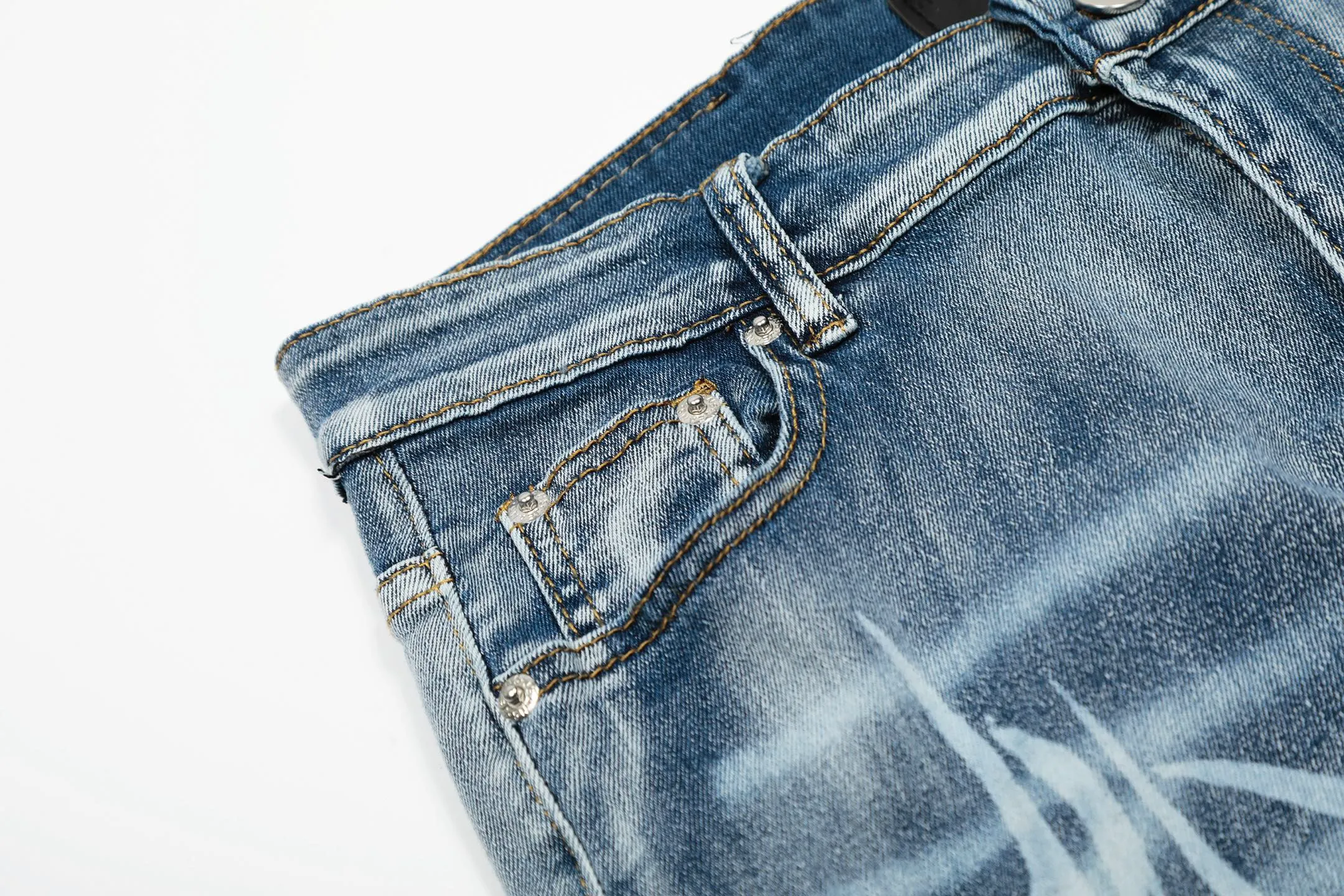 #M54 P168💰 AMIRI patch embroidery jeans trousers AMIRI high street basic ripped tight elastic jeans trousers amiri brand jeans break the production process and cutting of the original jeans, the fabrics are softer and more comfortable Hand-sewn collar label Customized logo buttons Genuine leather tag Color: Picture color Size: 30-32-34-36