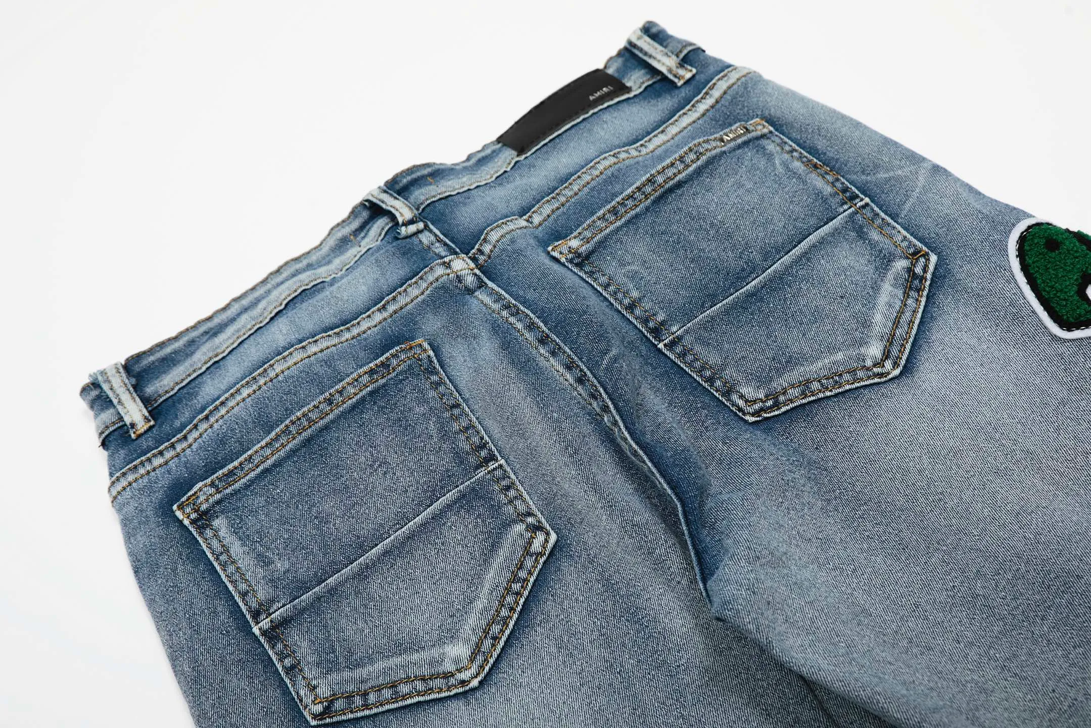 #M54 P168💰 AMIRI patch embroidery jeans trousers AMIRI high street basic ripped tight elastic jeans trousers amiri brand jeans break the production process and cutting of the original jeans, the fabrics are softer and more comfortable Hand-sewn collar label Customized logo buttons Genuine leather tag Color: Picture color Size: 30-32-34-36