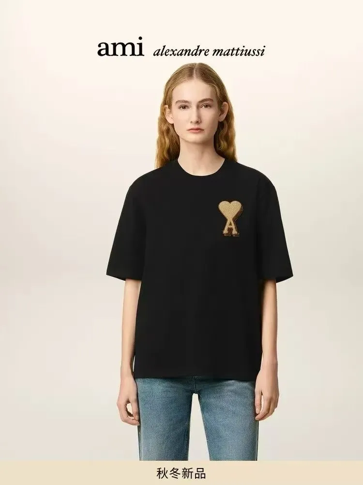 1238# AMI PARIS 25 [New product for autumn and winter] Classic golden ADC towel embroidered love embroidered short-sleeved T-shirt. Customized 230g double yarn pure cotton fabric with 280G rib. New main wheat. Washable wheat QR code can be scanned. Same style for men and women. Color: black. Size: S-XL