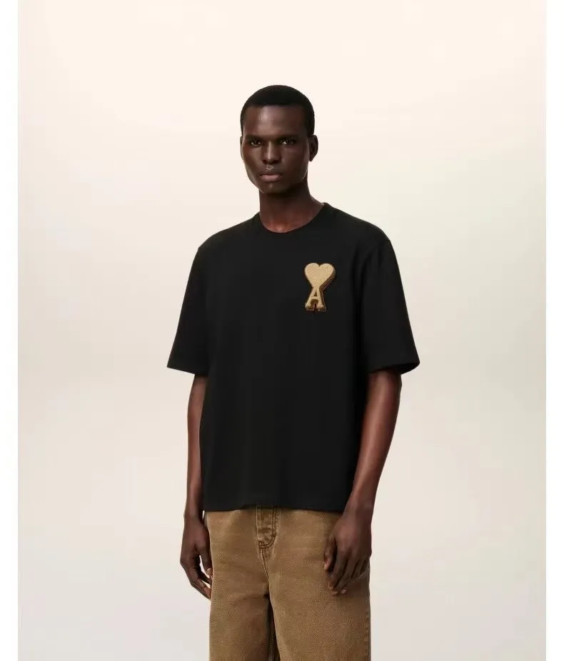 1238# AMI PARIS 25 [New product for autumn and winter] Classic golden ADC towel embroidered love embroidered short-sleeved T-shirt. Customized 230g double yarn pure cotton fabric with 280G rib. New main wheat. Washable wheat QR code can be scanned. Same style for men and women. Color: black. Size: S-XL