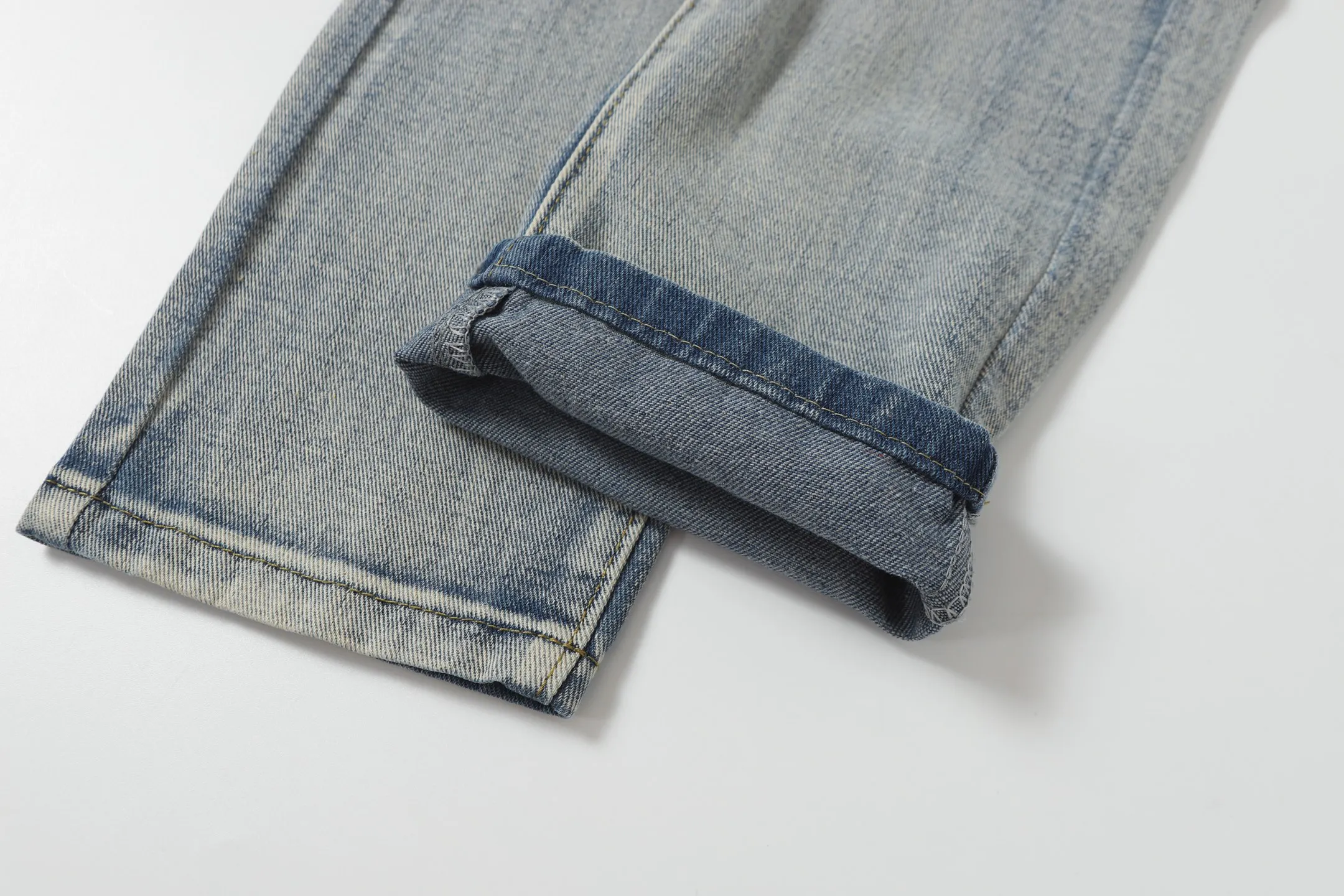P260 AMIRI 25ss patch embroidery jeans trousers AMIRI high street basic ripped loose casual versatile jeans trousers amiri brand jeans break the production process and cutting of the original jeans, the fabrics are softer and more comfortable Hand-sewn collar label Customized logo buttons Genuine leather tag Color: Picture color Code number: 28-36