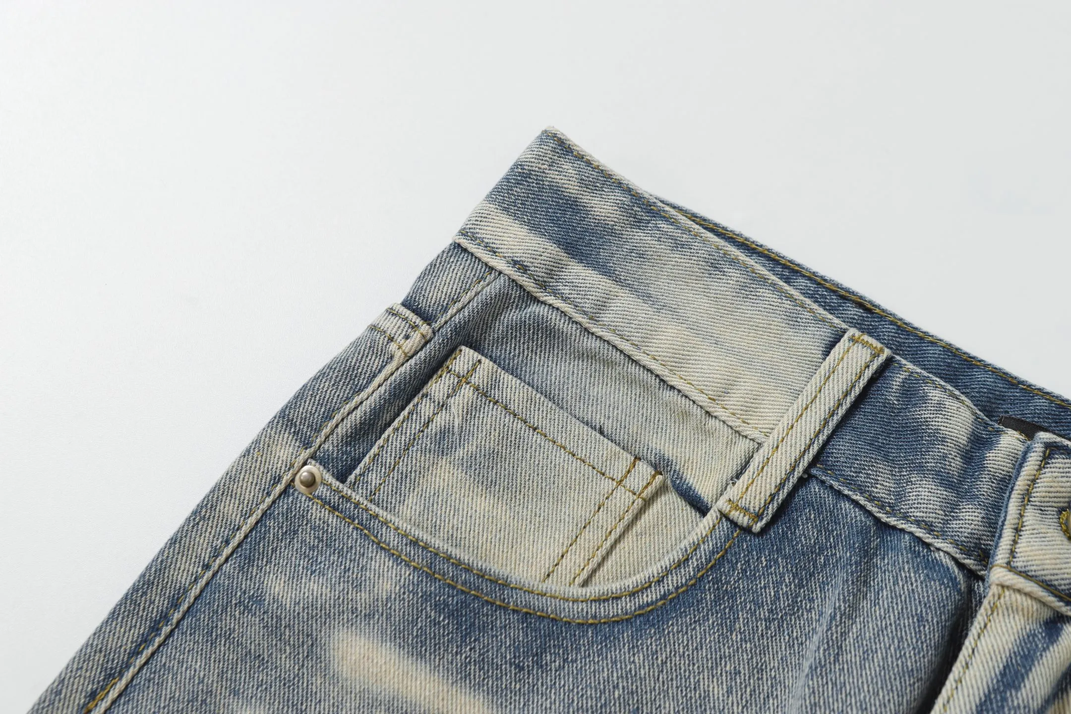 P260 AMIRI 25ss patch embroidery jeans trousers AMIRI high street basic ripped loose casual versatile jeans trousers amiri brand jeans break the production process and cutting of the original jeans, the fabrics are softer and more comfortable Hand-sewn collar label Customized logo buttons Genuine leather tag Color: Picture color Code number: 28-36