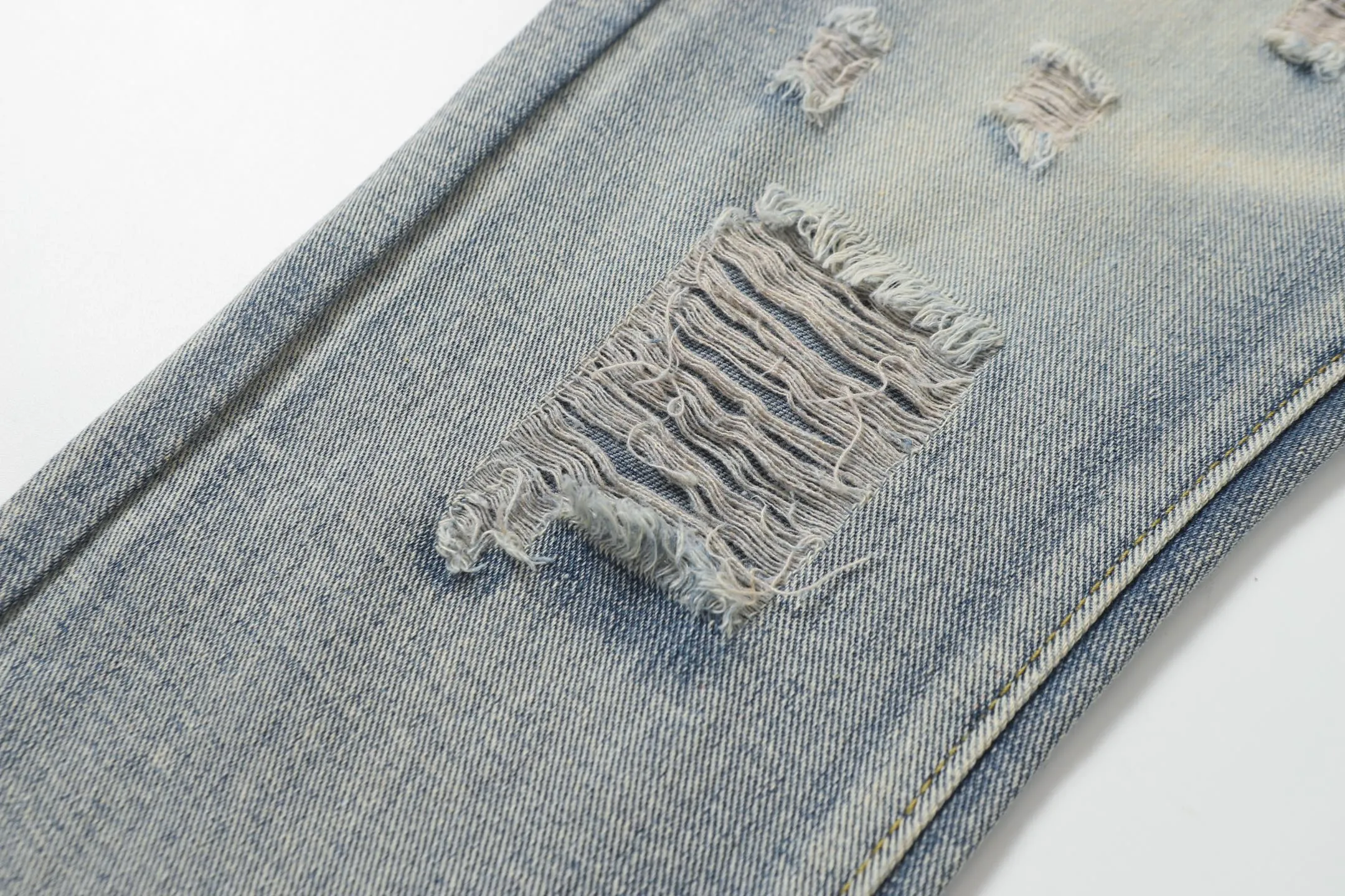 P260 AMIRI 25ss patch embroidery jeans trousers AMIRI high street basic ripped loose casual versatile jeans trousers amiri brand jeans break the production process and cutting of the original jeans, the fabrics are softer and more comfortable Hand-sewn collar label Customized logo buttons Genuine leather tag Color: Picture color Code number: 28-36