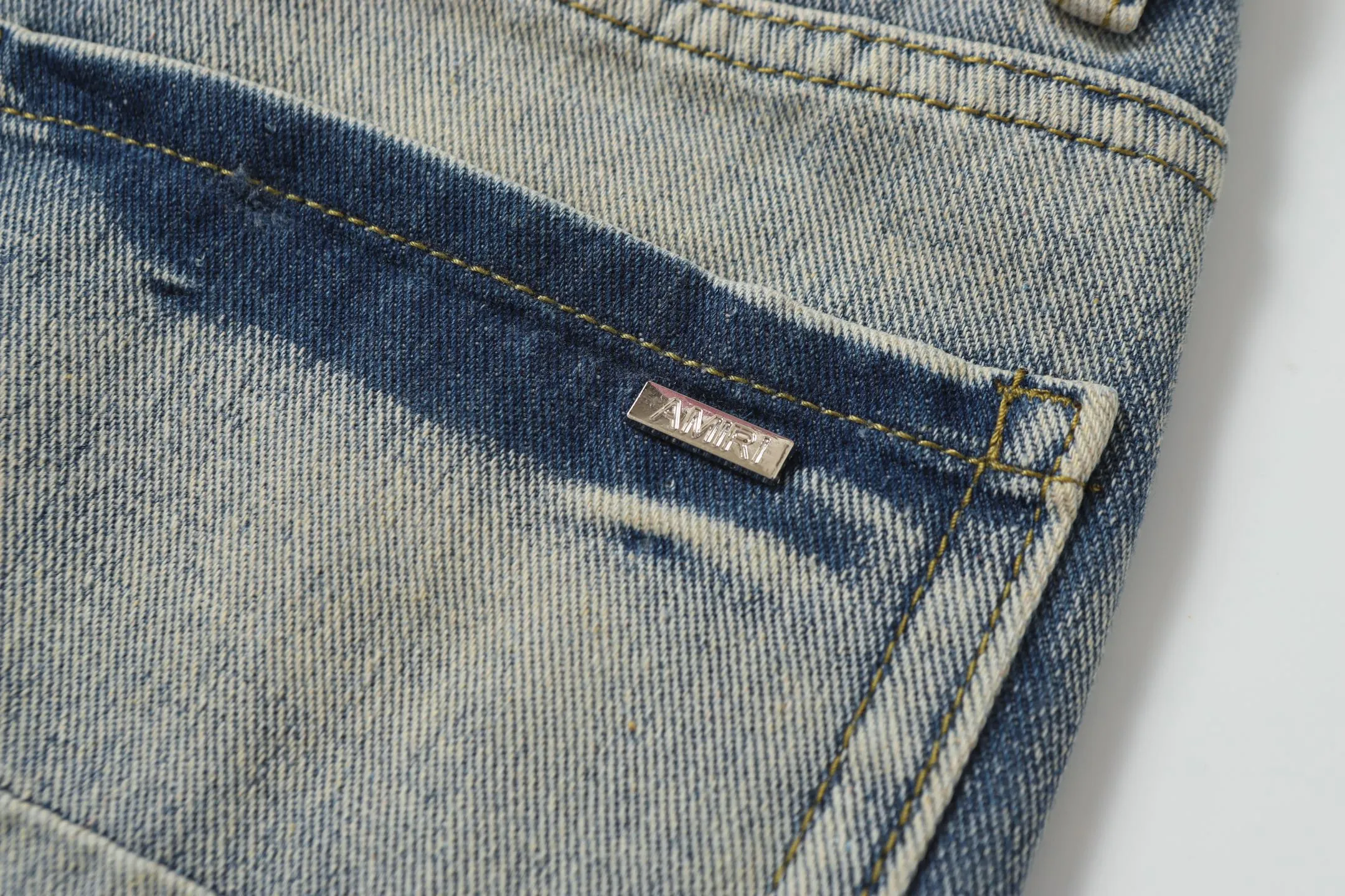P260 AMIRI 25ss patch embroidery jeans trousers AMIRI high street basic ripped loose casual versatile jeans trousers amiri brand jeans break the production process and cutting of the original jeans, the fabrics are softer and more comfortable Hand-sewn collar label Customized logo buttons Genuine leather tag Color: Picture color Code number: 28-36