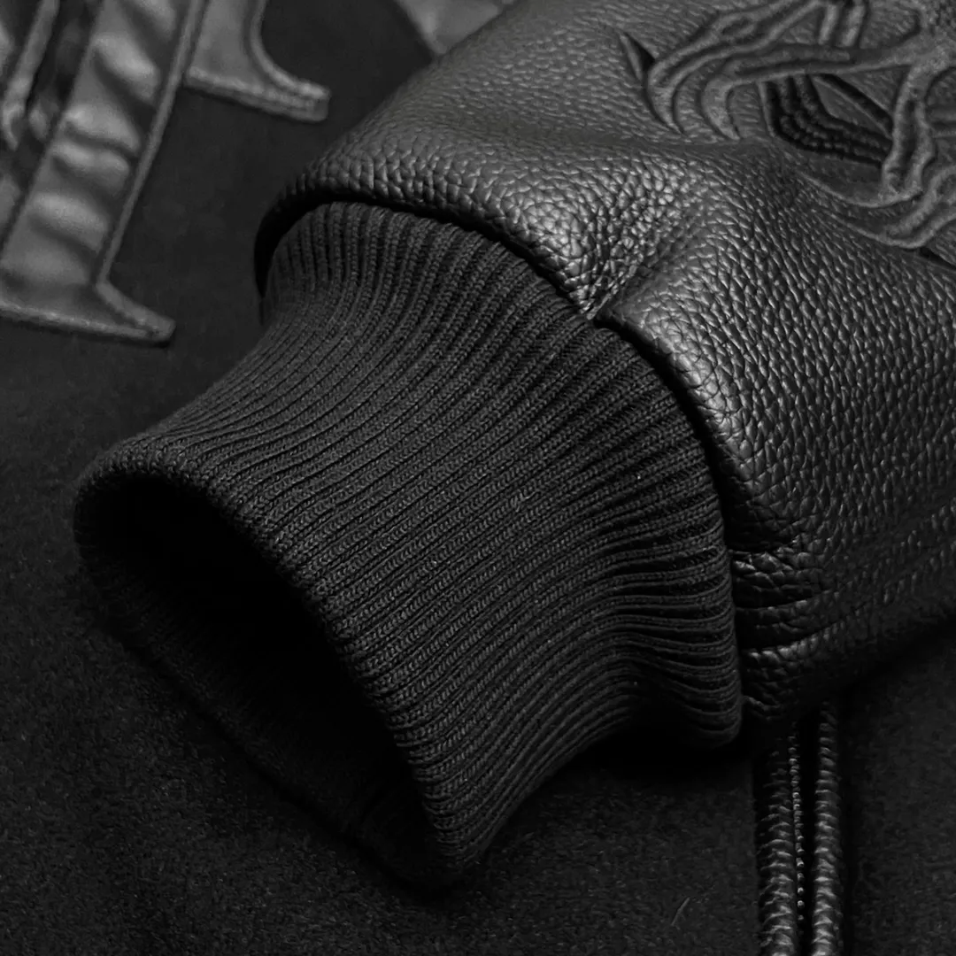 🅿️410 Ami➡️Ami's runway style baseball jacket. I ordered the original model and it took a month to finally ship it. I love it so much. The upper body is really cool. A blogger on Douyin said that LV's new products this year will become the future trend. If you look through street photos, you will find that celebrities regard it as a collectible jacket, a must-have item for men and women who want light luxury for commuting. Developing the highest version on the entire network, it took 1 month to customize and the cost was extremely high. The German imported flat-machine made custom-woven wool jacquard threads, using the first layer of imported lambskin. The pleated texture is unparalleled. It is hand-cut and meticulously crafted. The stitching position is very technical. Whether the whole garment is good or not depends on this position. Top-notch workmanship and details can stand the test. A full set of customized accessories, the letters are clear and perfectly restored without any difference. High-end atmosphere and full grade! The entire dress is exclusively customized with heavy craftsmanship. The towel patch embroidery is perfectly combined with craft embroidery and precise stitching! Absolute craftsmanship quality!
