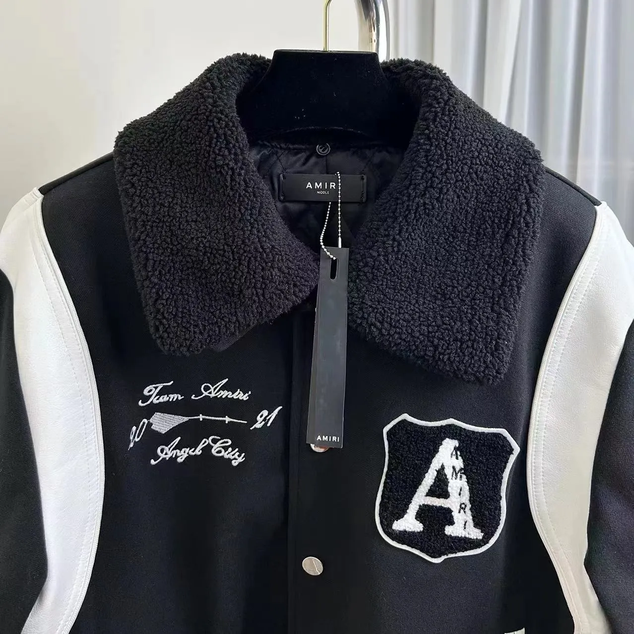 7045#P536 Cotton 258.AMIRI22 autumn and winter letter embroidered badge popular casual long-sleeved baseball uniform and cotton jacket. Color: black. Size: S M L XL