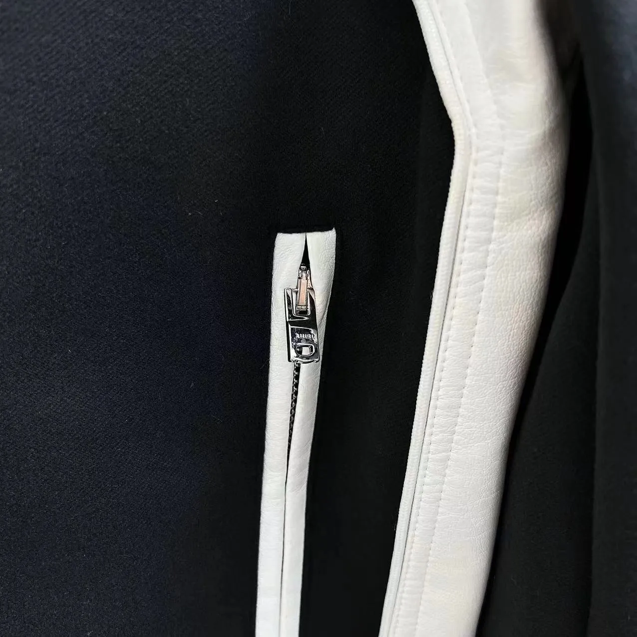 7045#P536 Cotton 258.AMIRI22 autumn and winter letter embroidered badge popular casual long-sleeved baseball uniform and cotton jacket. Color: black. Size: S M L XL