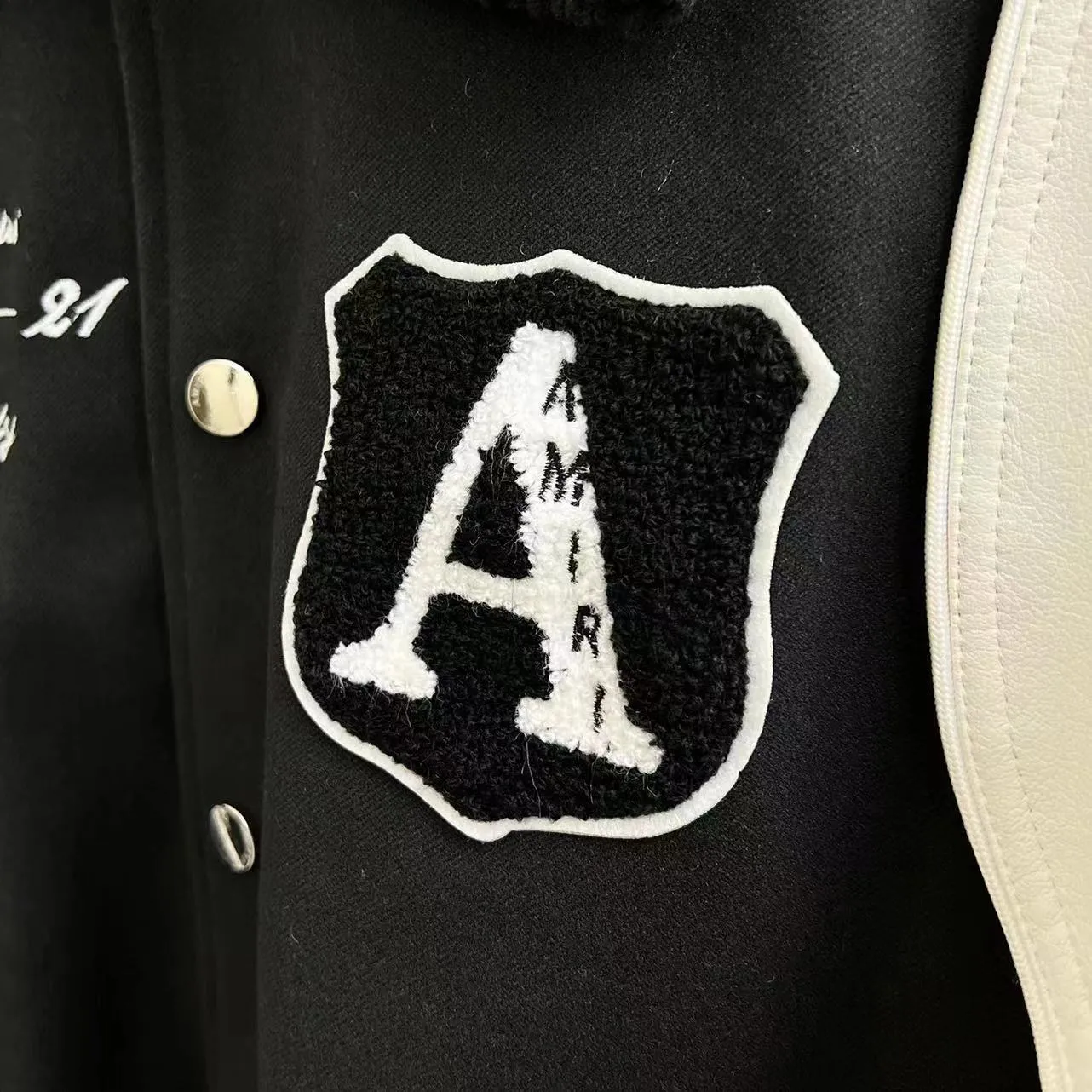 7045#P536 Cotton 258.AMIRI22 autumn and winter letter embroidered badge popular casual long-sleeved baseball uniform and cotton jacket. Color: black. Size: S M L XL