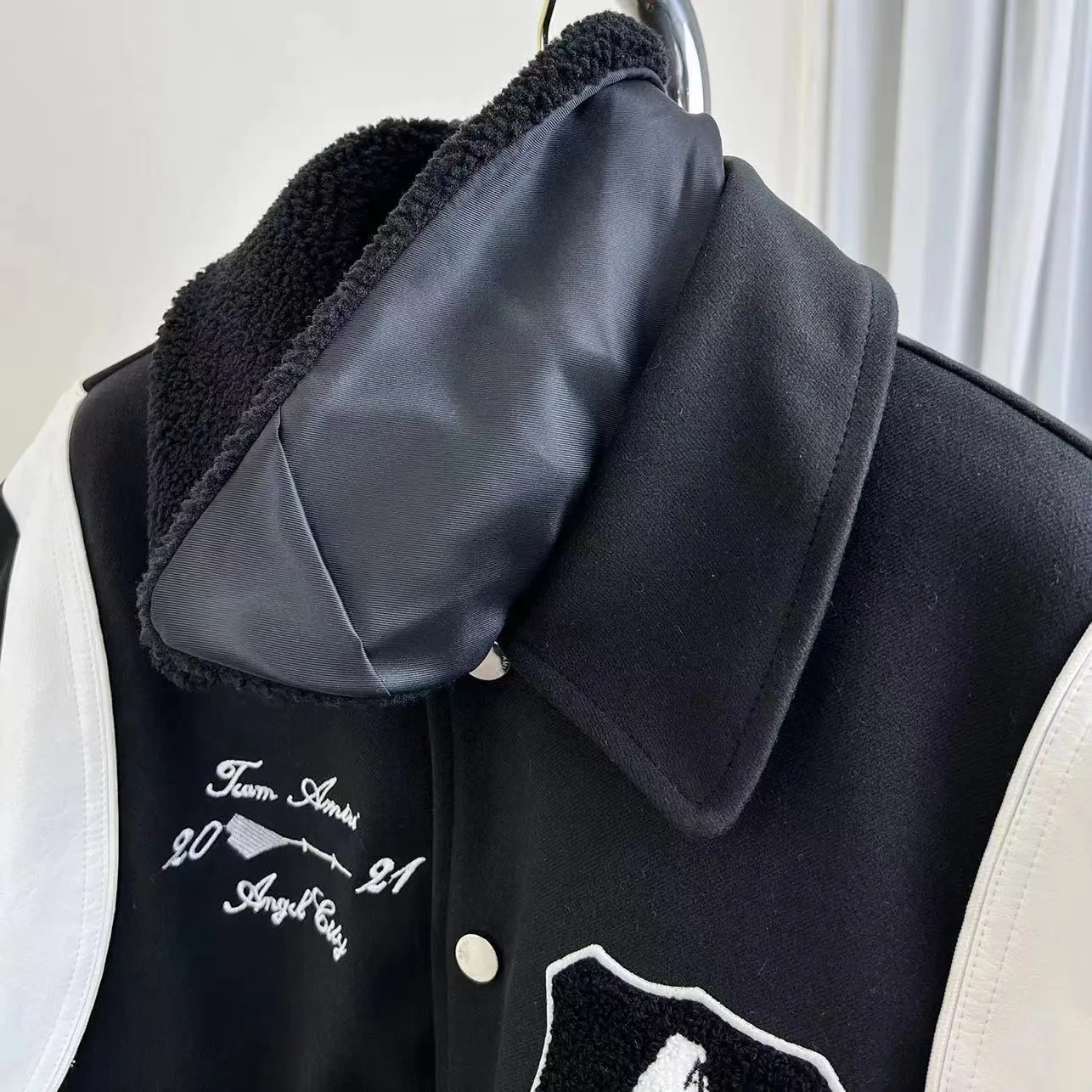 7045#P536 Cotton 258.AMIRI22 autumn and winter letter embroidered badge popular casual long-sleeved baseball uniform and cotton jacket. Color: black. Size: S M L XL