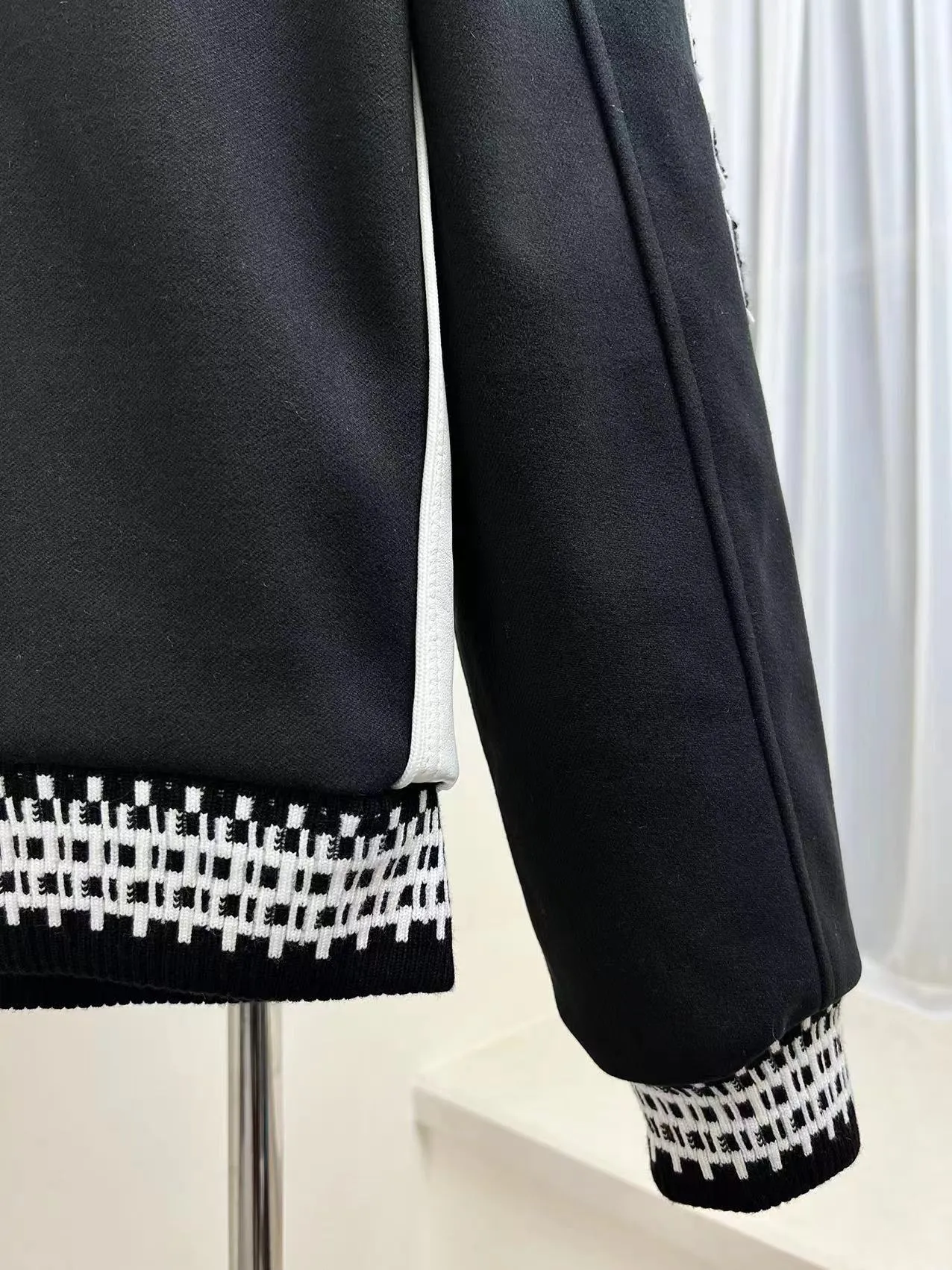 7045#P536 Cotton 258.AMIRI22 autumn and winter letter embroidered badge popular casual long-sleeved baseball uniform and cotton jacket. Color: black. Size: S M L XL